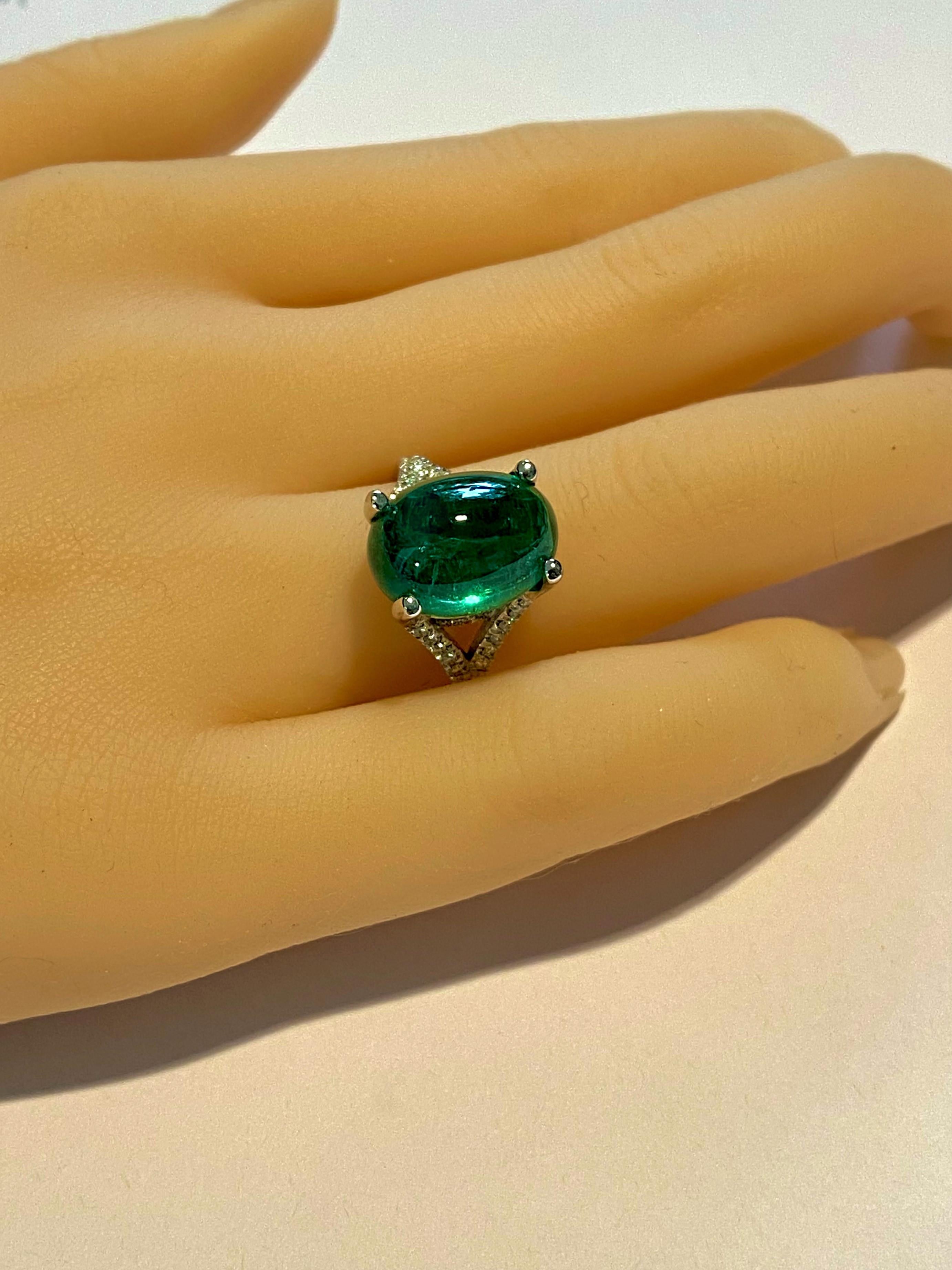 Contemporary Cabochon Colombia Emerald Diamond Cluster Gold Ring Weighing 11.05 Carat