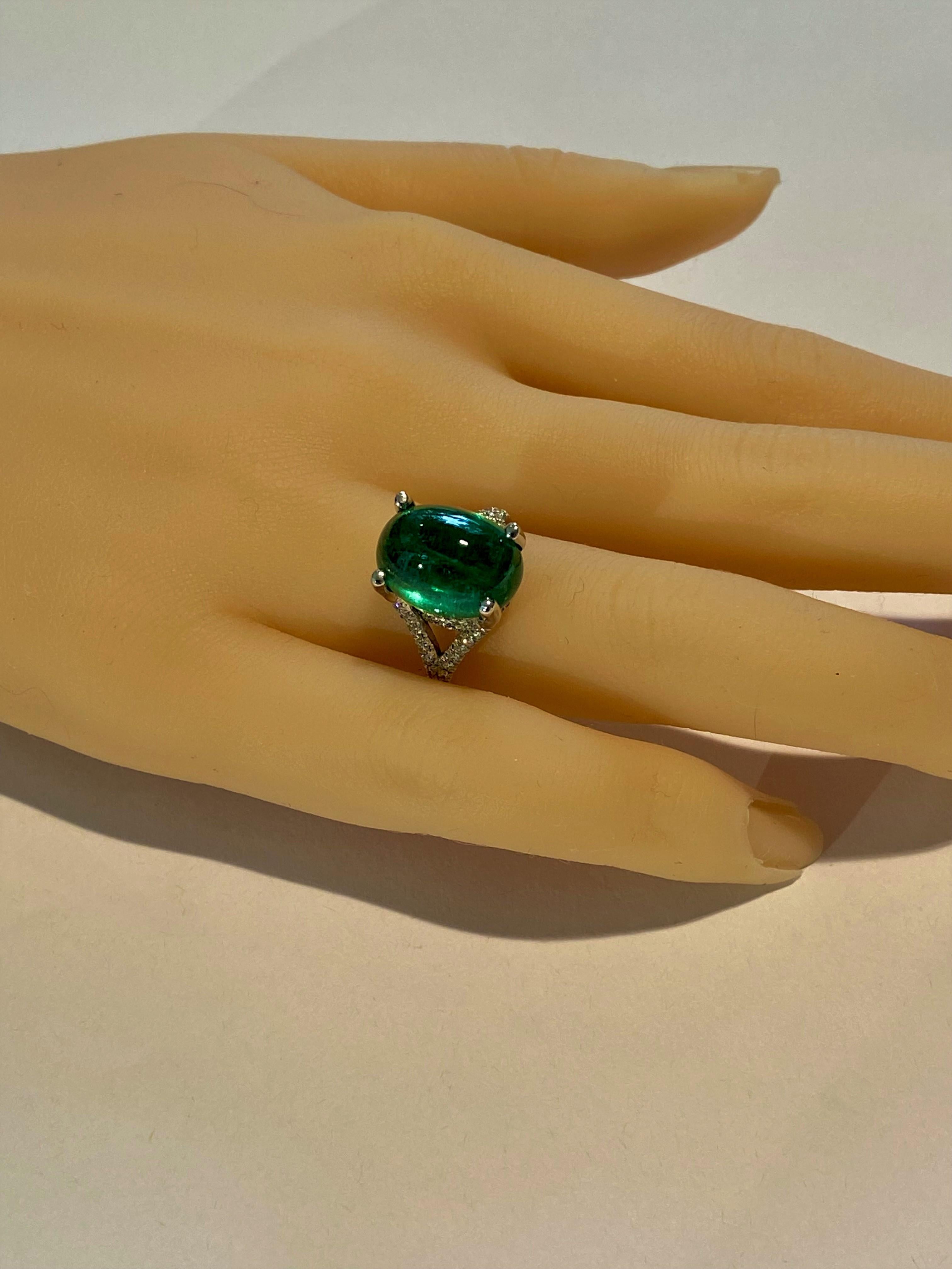 Women's or Men's Cabochon Colombia Emerald Diamond Cluster Gold Ring Weighing 11.05 Carat