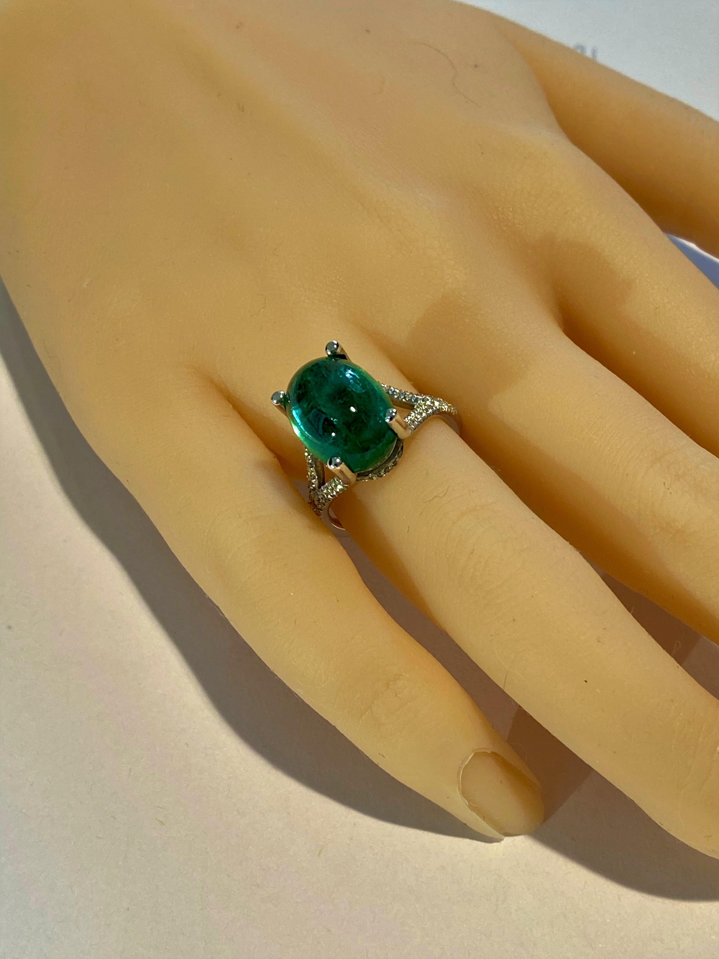 Cabochon Colombia Emerald Diamond Cluster Gold Ring Weighing 11.05 Carat 2
