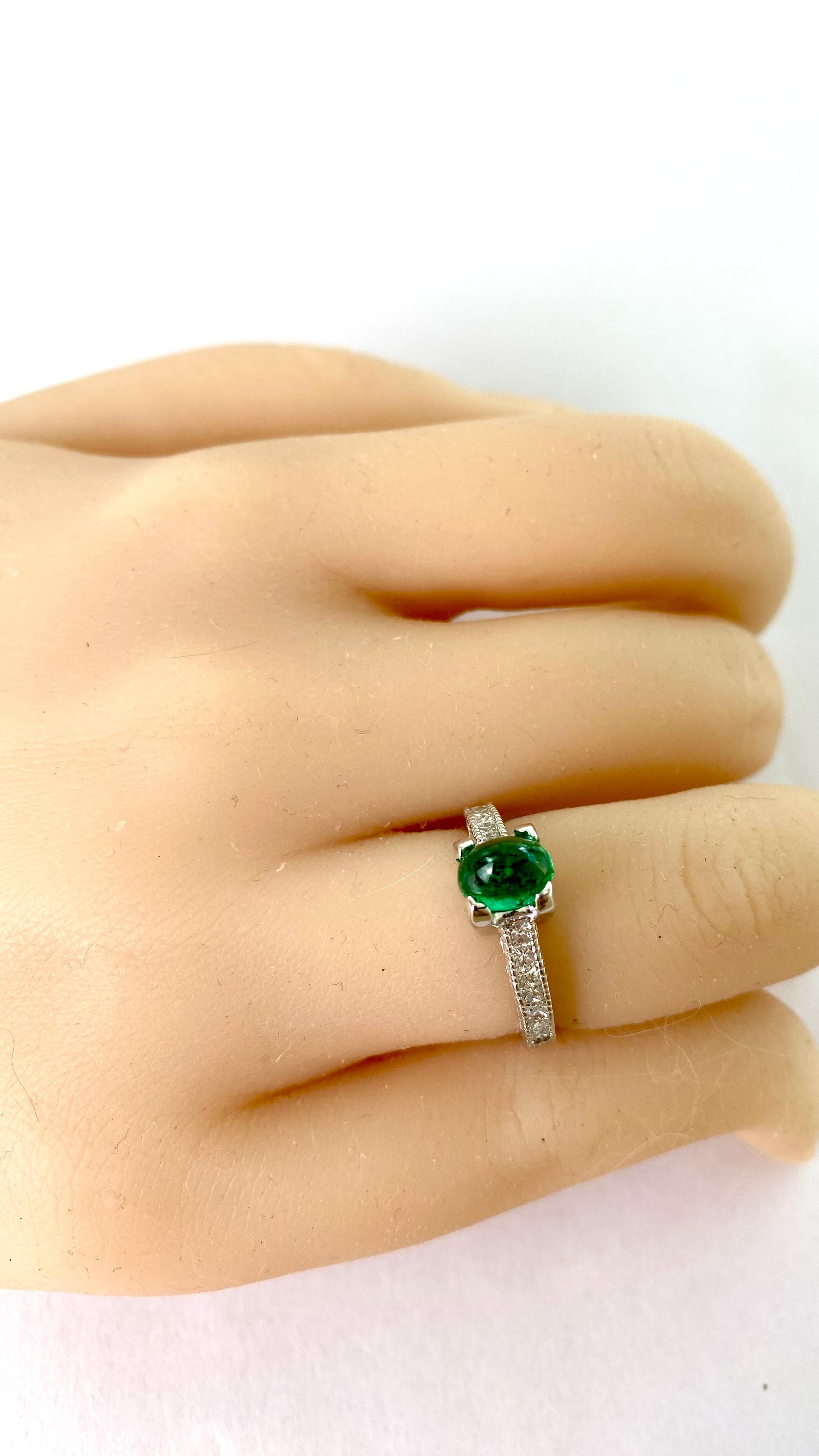 Cabochon Colombian Emerald Princess Diamond 2.10 Carat Milgrain Engraved Ring  For Sale 1