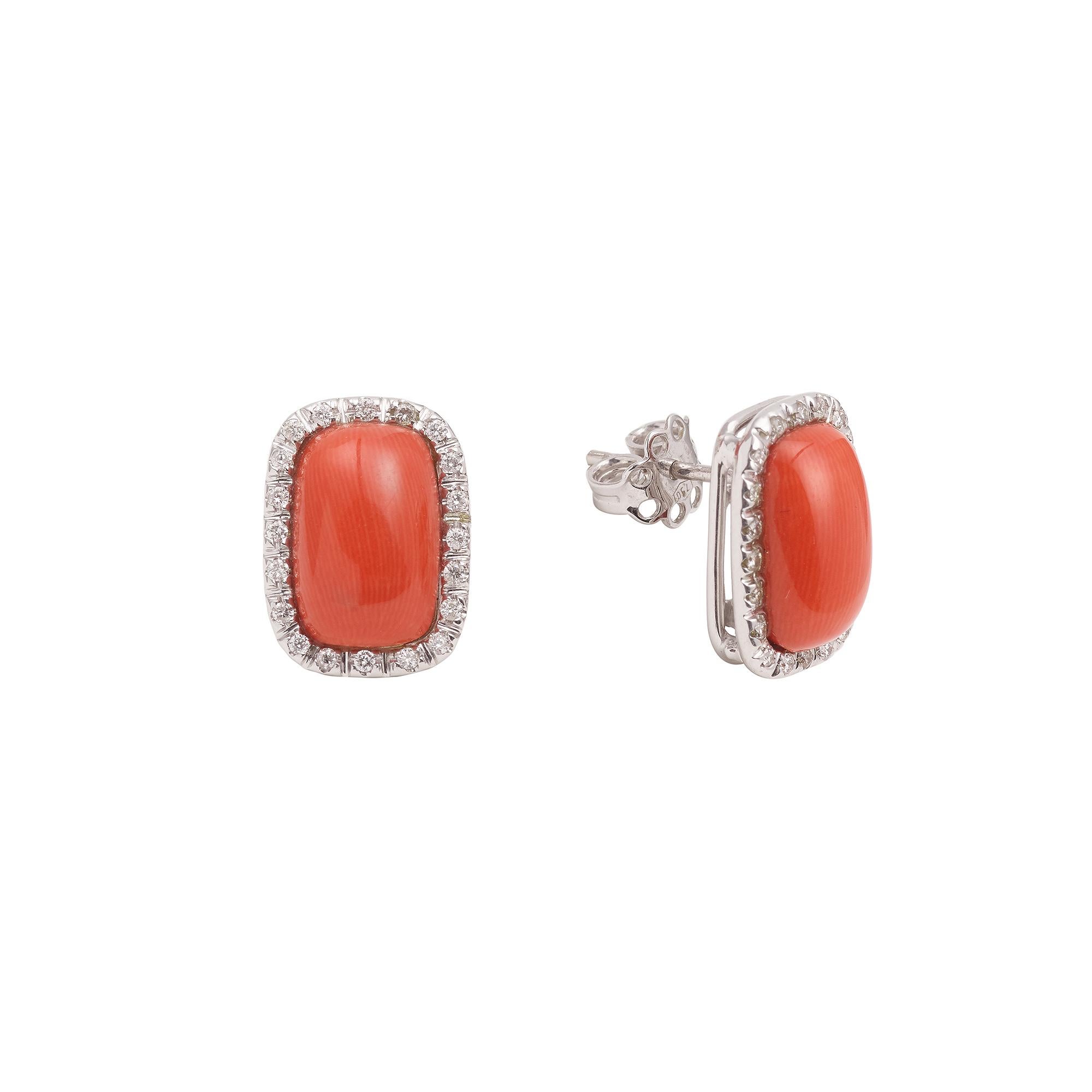 Lovely pair of white gold stud earrings set with diamonds pavements and orangy red coral cabochons.

Dimensions: 16.15 x 11.86 x 7.26 mm (0.635 x 0.467 x 0.286 inches)

Weight : 8.30 g

Total approximate weight of cabochons: 5.90 carats

Total
