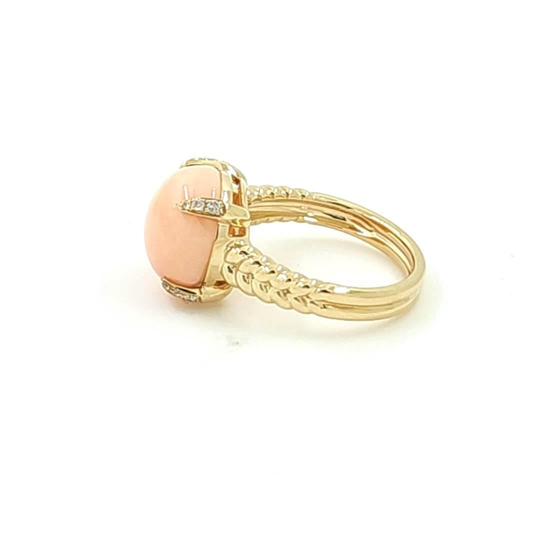 Contemporary Cabochon Coral Ring in 14K Yellow Gold For Sale