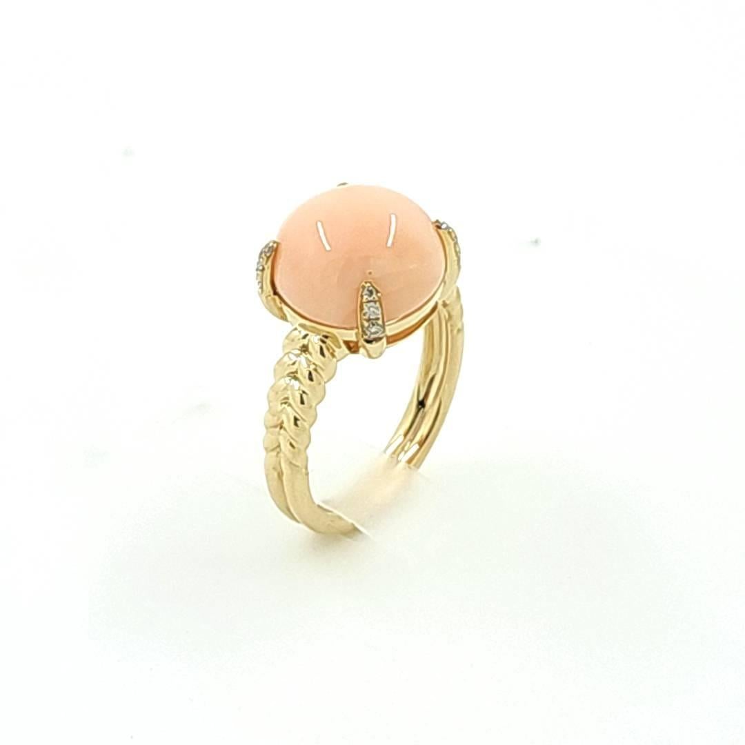 Cabochon Coral Ring in 14K Yellow Gold In New Condition For Sale In Hong Kong, HK