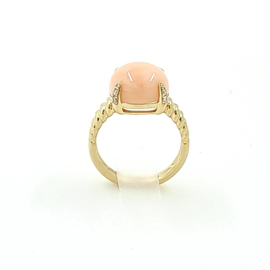 Women's Cabochon Coral Ring in 14K Yellow Gold For Sale