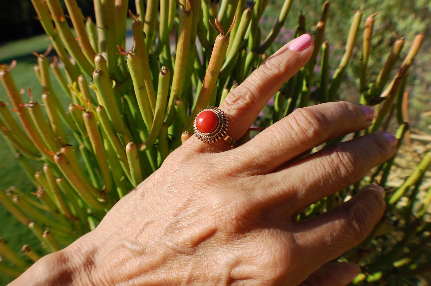 Cabochon Coral Ring Retro 1960s 14 Karat Yellow Gold In Good Condition In Laguna Hills, CA