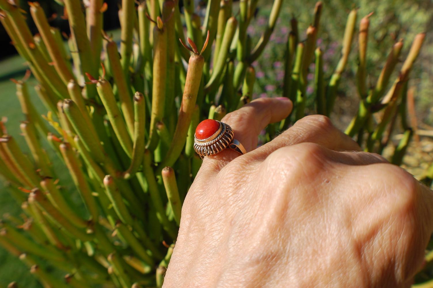 Cabochon Coral Ring Retro 1960s 14 Karat Yellow Gold 1