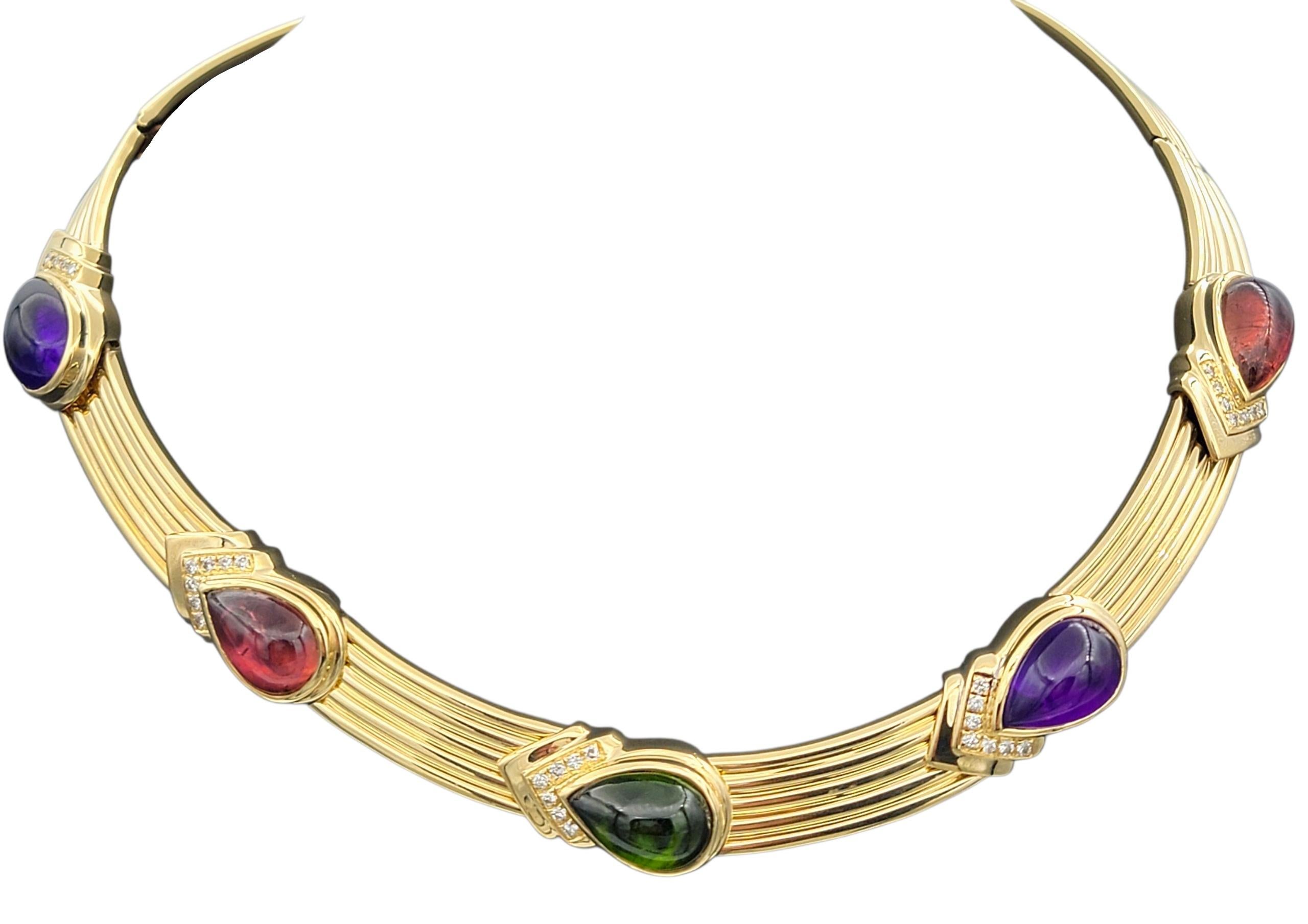 Diese auffällige Halskette präsentiert ein leuchtendes Medley aus rosafarbenen und grünen Turmalinen, violetten Amethysten und funkelnden Diamanten im Rundschliff. Jeder Edelstein ist fachmännisch in birnenförmige Cabochons geschliffen und in