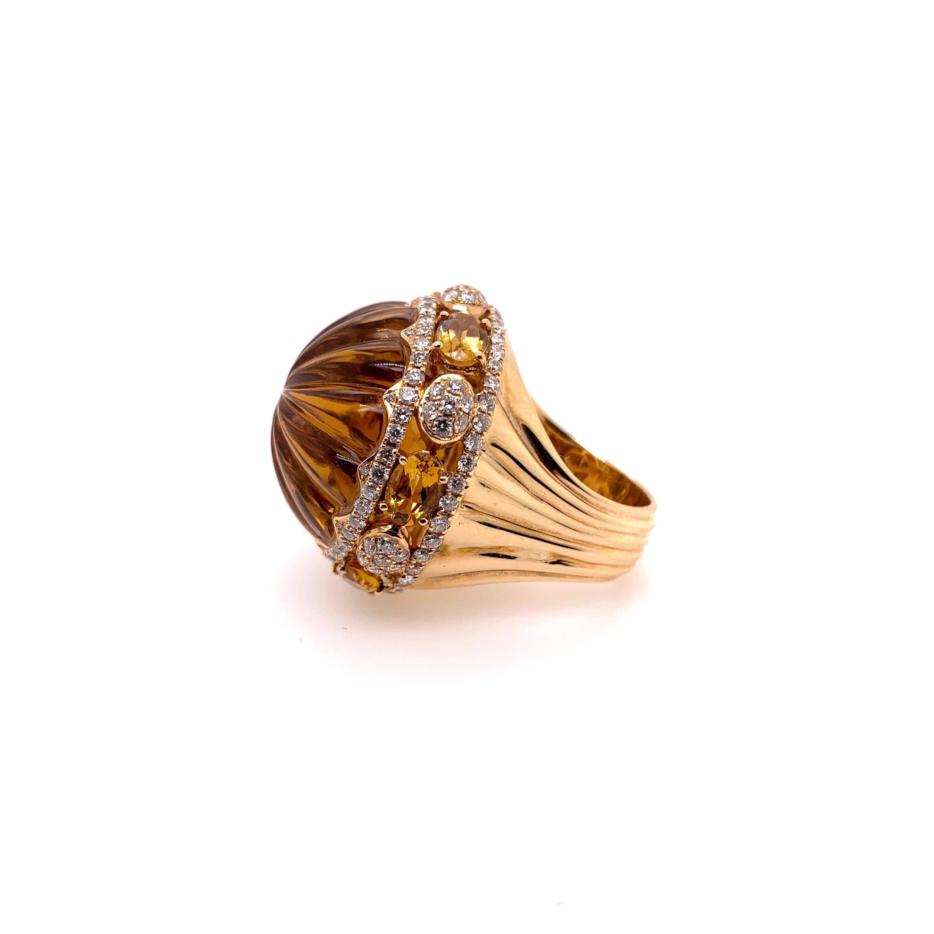 Contemporain Bague dôme en or jaune 18 carats avec diamants et citrine taillée en cabochon en vente