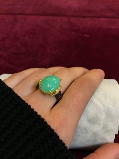 Anillo de cóctel de oro de 18 quilates con crisoprasa verde talla cabujón y diamante negro