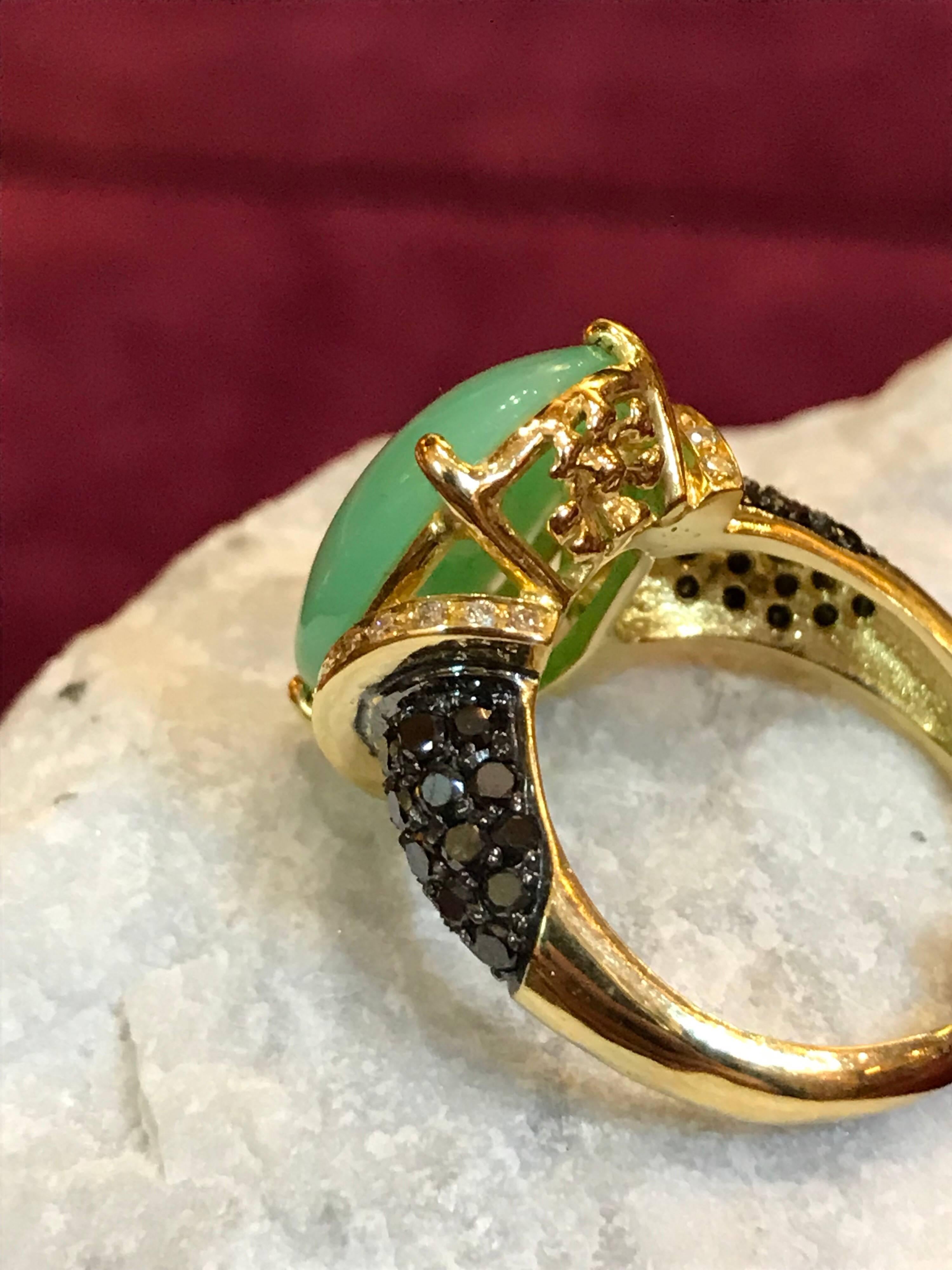 Cabochon Cut Green Chrysoprase and Black Diamond 18kt Yellow Gold Cocktail Ring  In New Condition In London, GB