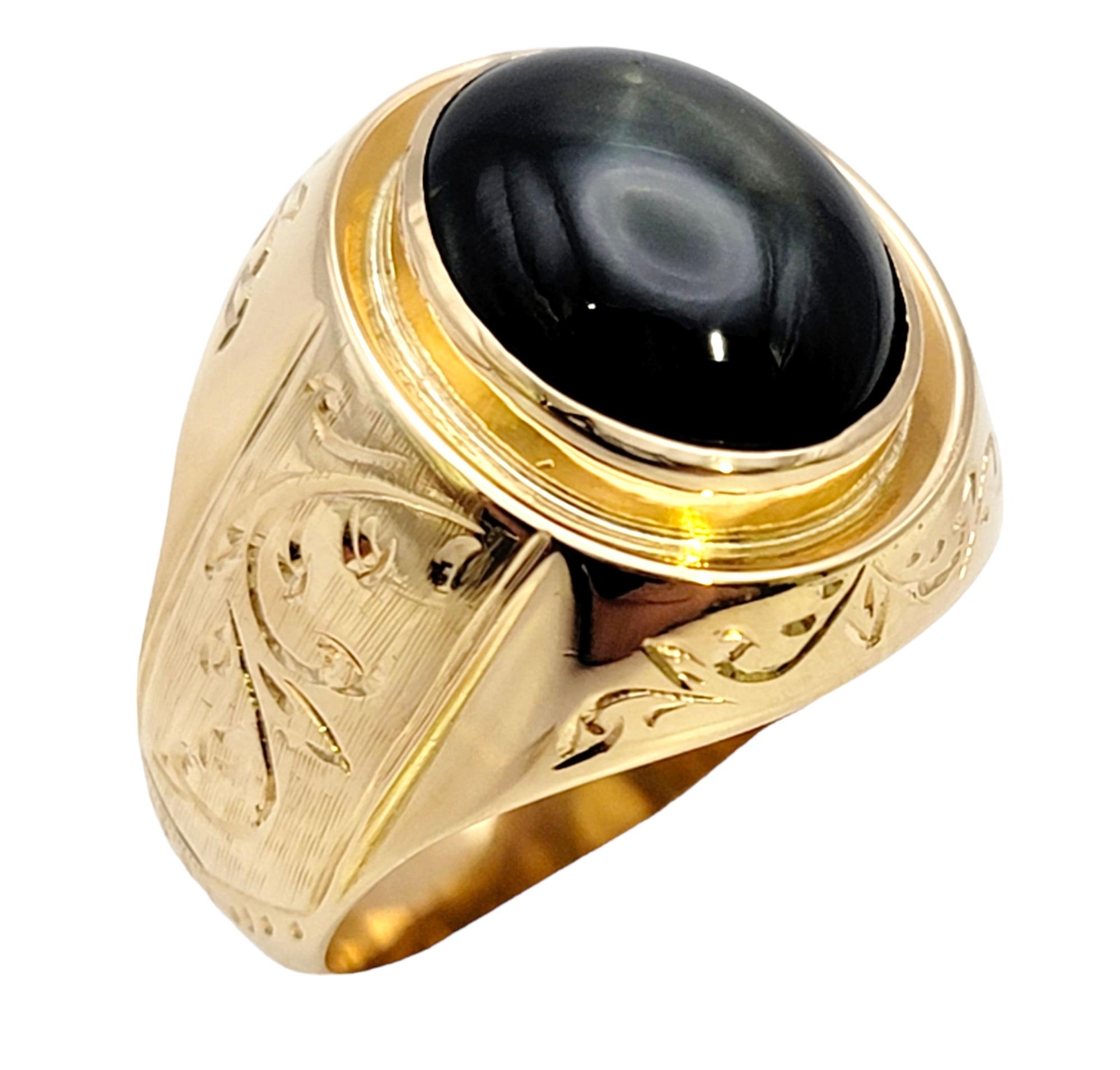 Solitärring aus 14 Karat Gold mit natürlichem blauem Sternsaphir im Cabochon-Schliff und Schnörkeln (Zeitgenössisch)