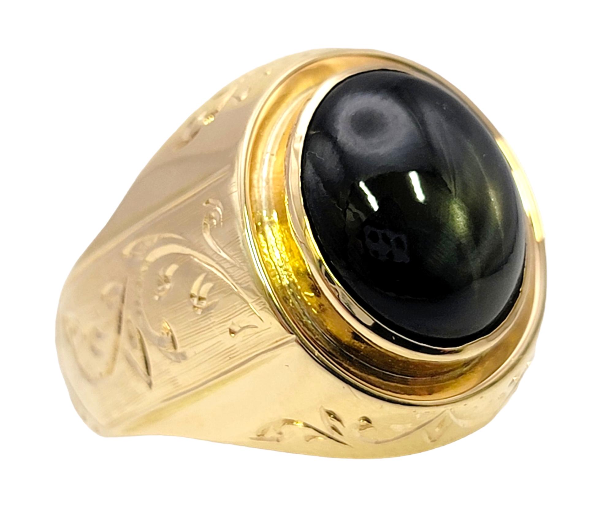 Solitärring aus 14 Karat Gold mit natürlichem blauem Sternsaphir im Cabochon-Schliff und Schnörkeln im Zustand „Gut“ in Scottsdale, AZ