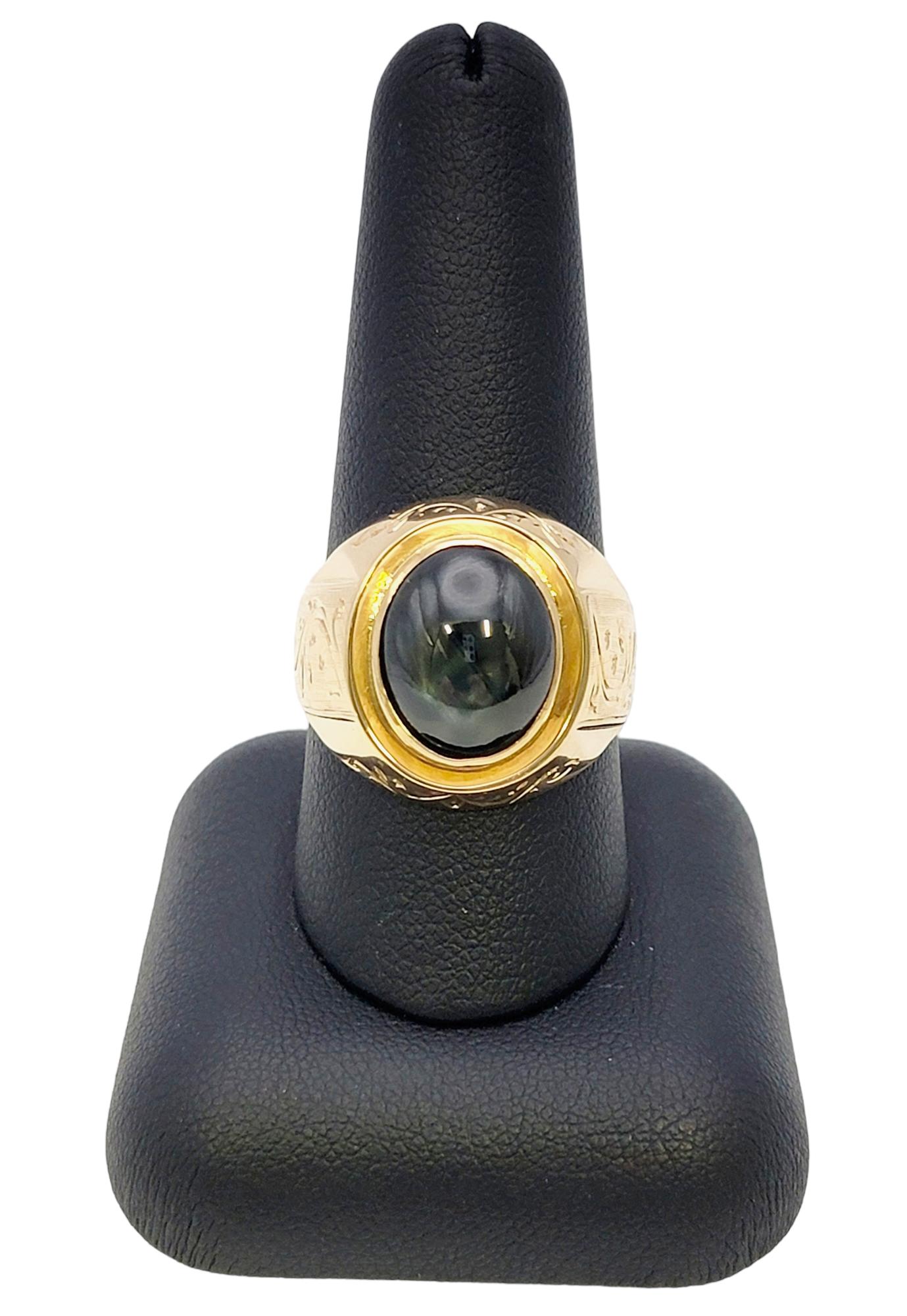 Solitärring aus 14 Karat Gold mit natürlichem blauem Sternsaphir im Cabochon-Schliff und Schnörkeln 3