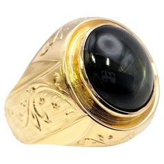 Anello solitario con zaffiro blu naturale tagliato a cabochon in oro 14 kt.