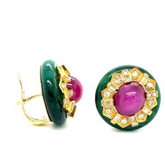 Bague et boucles d'oreilles en or 18K avec rubis cabochon, jade et diamants