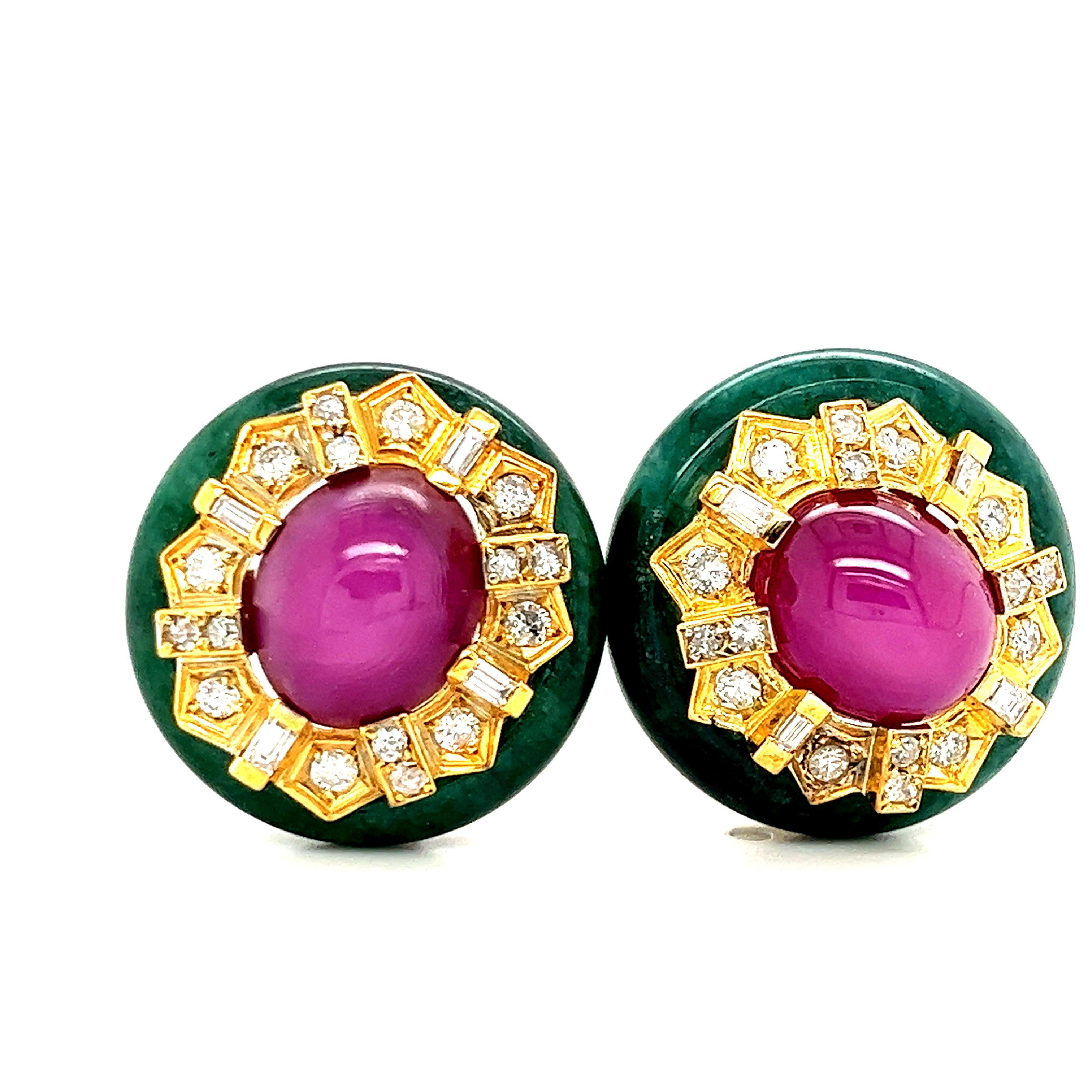 Cabochon-Cut Ruby Jade and Diamond 18K Gold Ring and Earrings Set In Good Condition For Sale In Miami, FL
