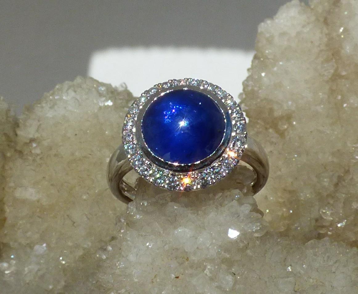 Cabochon Cut Sapphire and Diamond Cluster Ring in 18K White Gold In New Condition For Sale In Dublin, IE