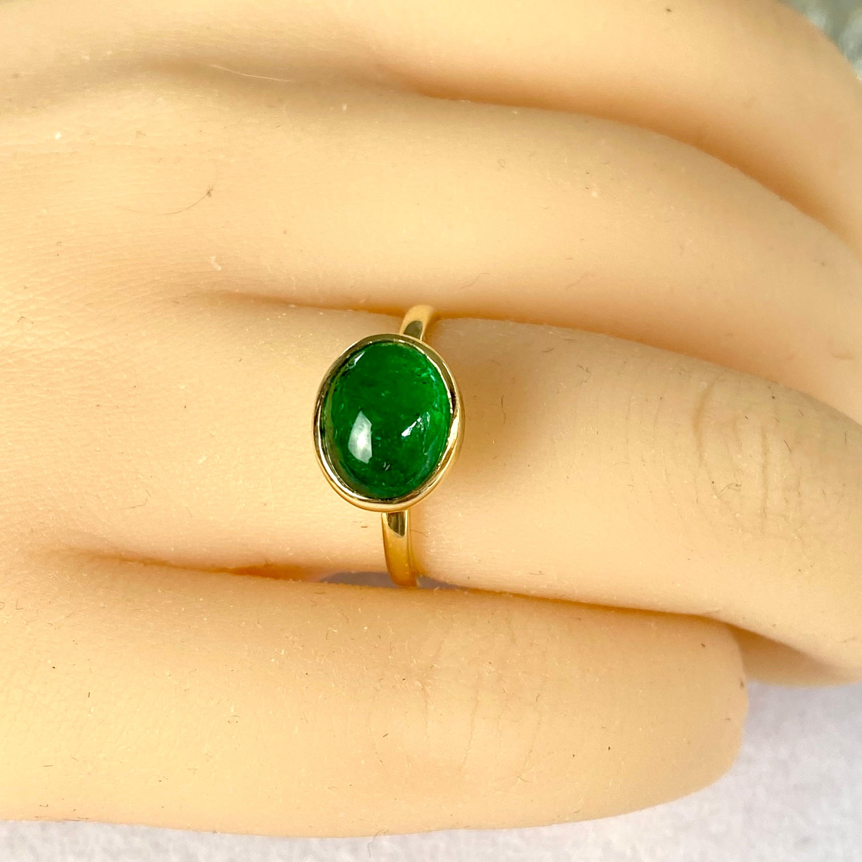 Contemporary Cabochon Emerald 2.50 Carat Solitaire Yellow Gold Bezel Set Ring Size 6 For Sale
