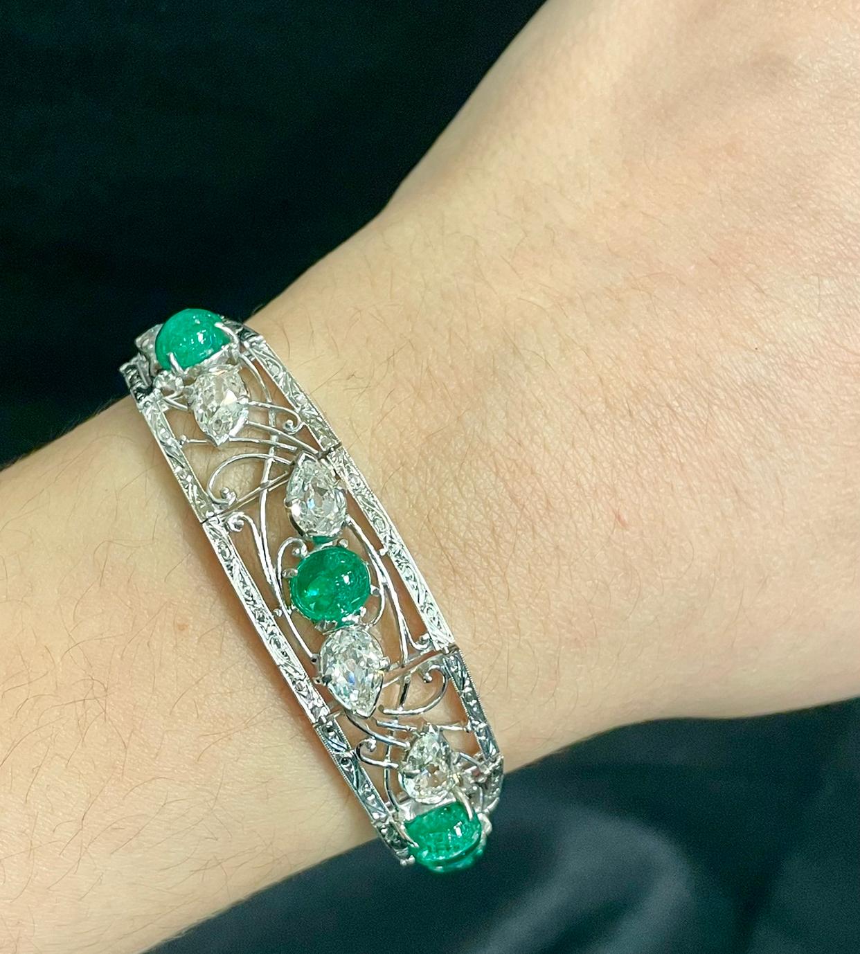 Armband mit Smaragd und Diamanten im Cabochon-Schliff

Art-déco-Armband aus Platin, besetzt mit fünf Cabochon-Smaragden und 12 paarweise angeordneten Diamanten. 

Metall-Typ: Platin 
Ungefähre Maße: 7