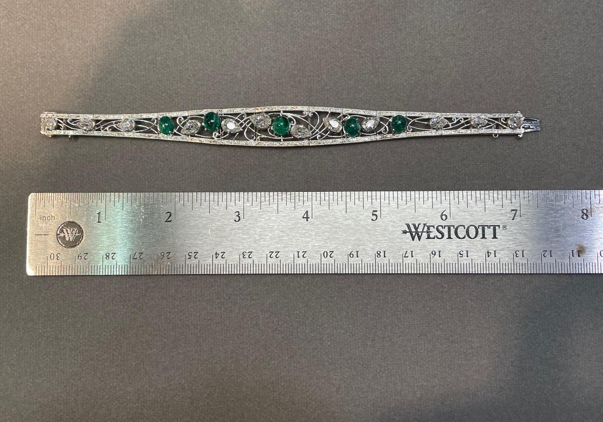 Armband mit Smaragd und Diamanten im Cabochon-Schliff (Gemischter Schliff) im Angebot
