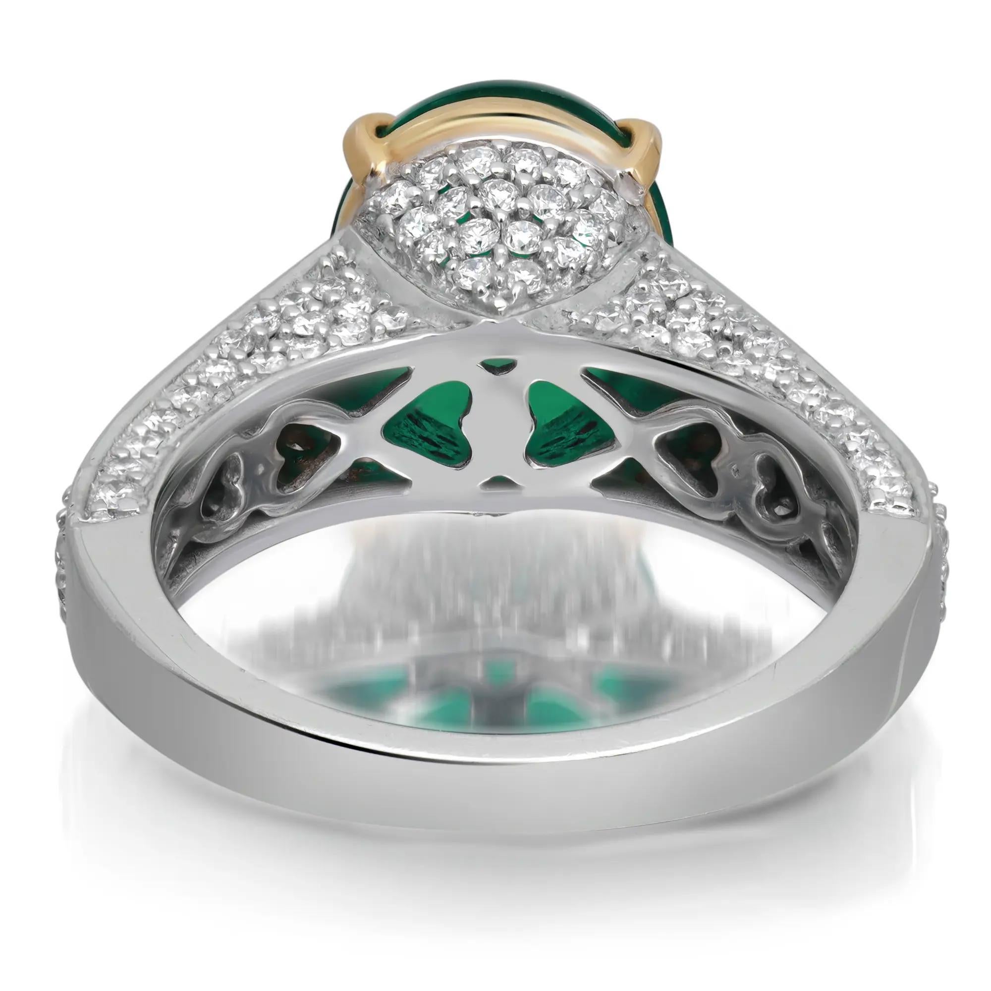 Cette magnifique bague de cocktail présente au centre une émeraude cabochon de forme ovale en serti clos pesant 2,00 carats, sertie de diamants ronds de taille brillant sur l'anneau en serti pavé. Whiting en or blanc 18 carats avec des griffes en or