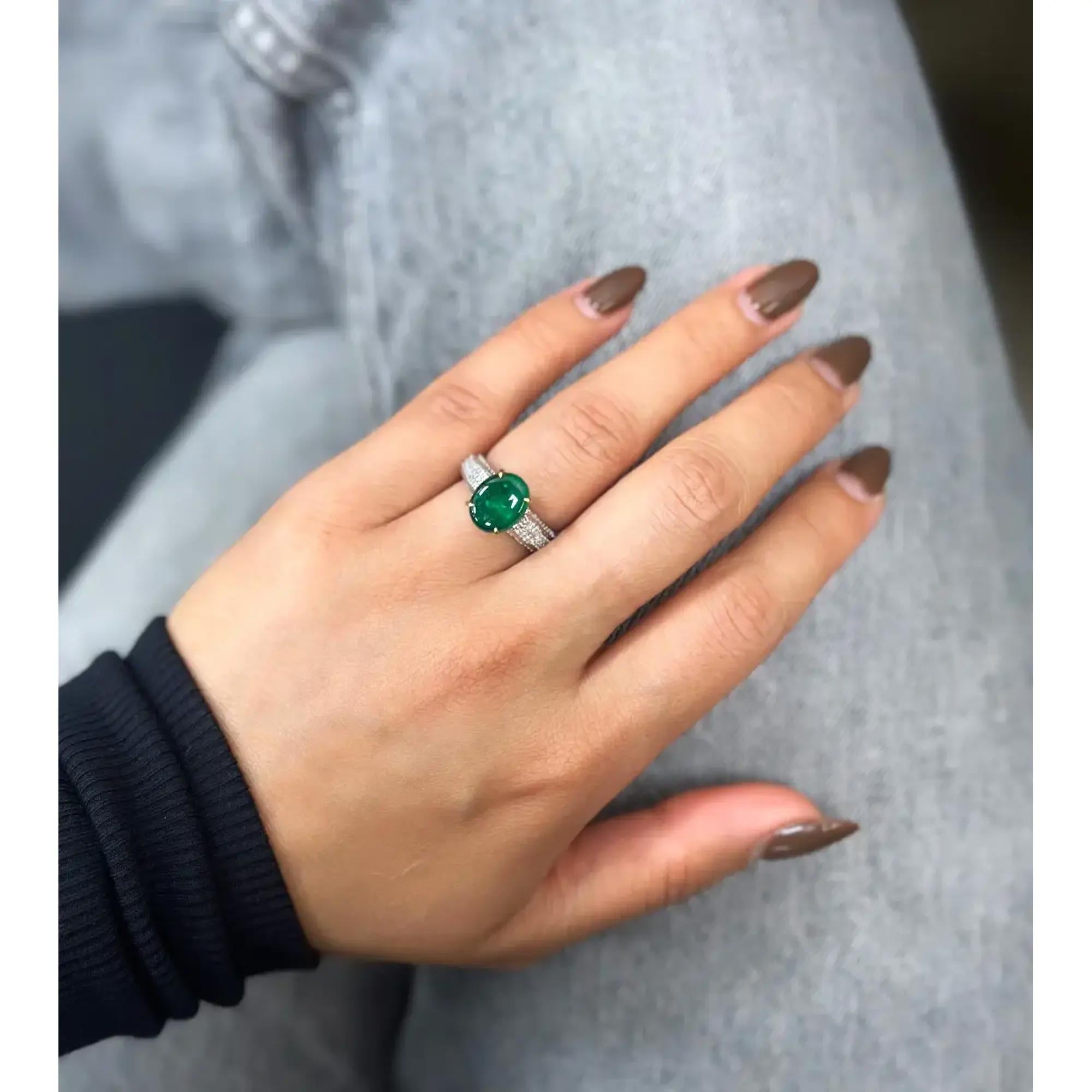 Taille ovale Bague cocktail en or blanc et jaune 18 carats avec émeraude cabochon et diamants taille 6,25 en vente