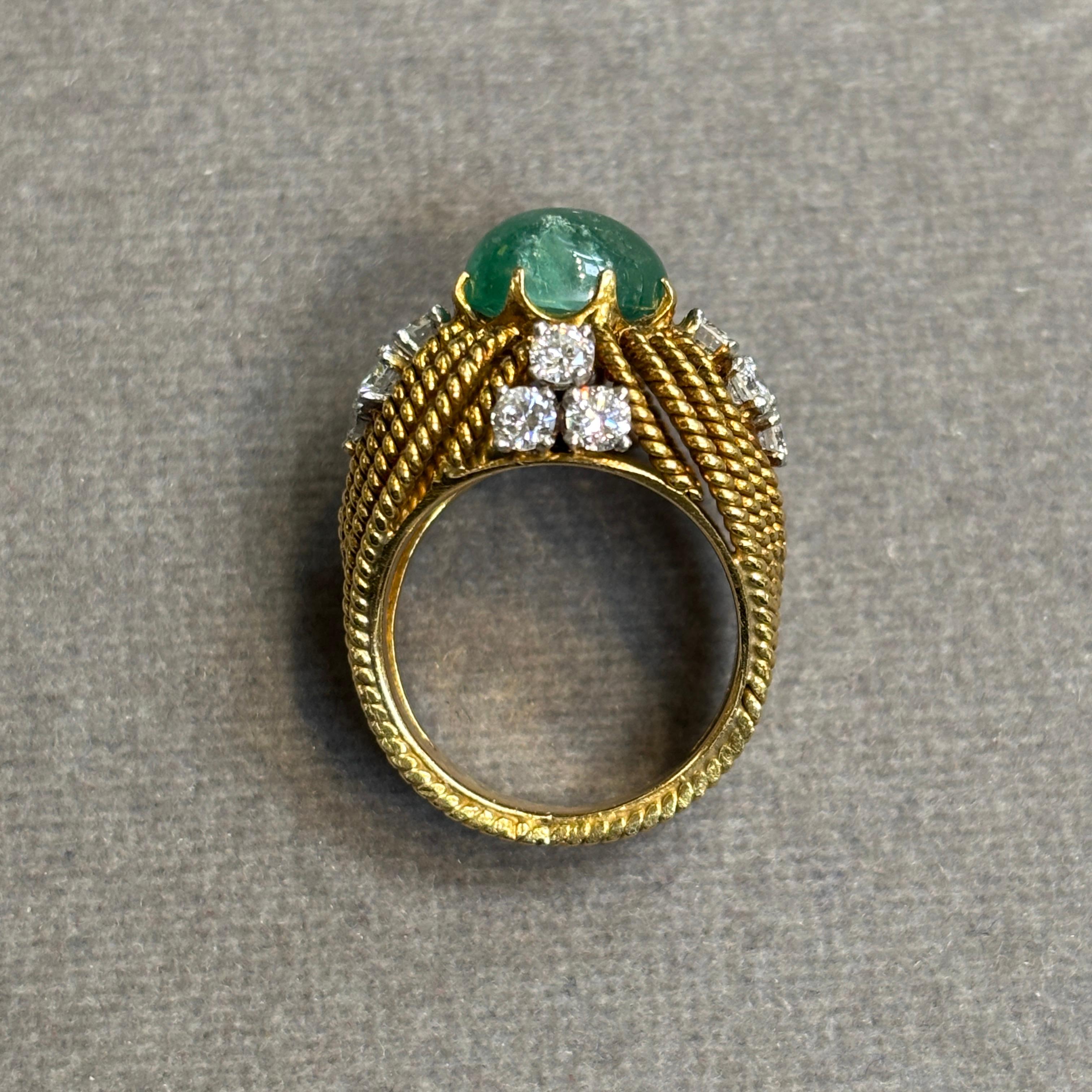 Cabochon Smaragd und Diamant Cocktail Ring im Angebot 3