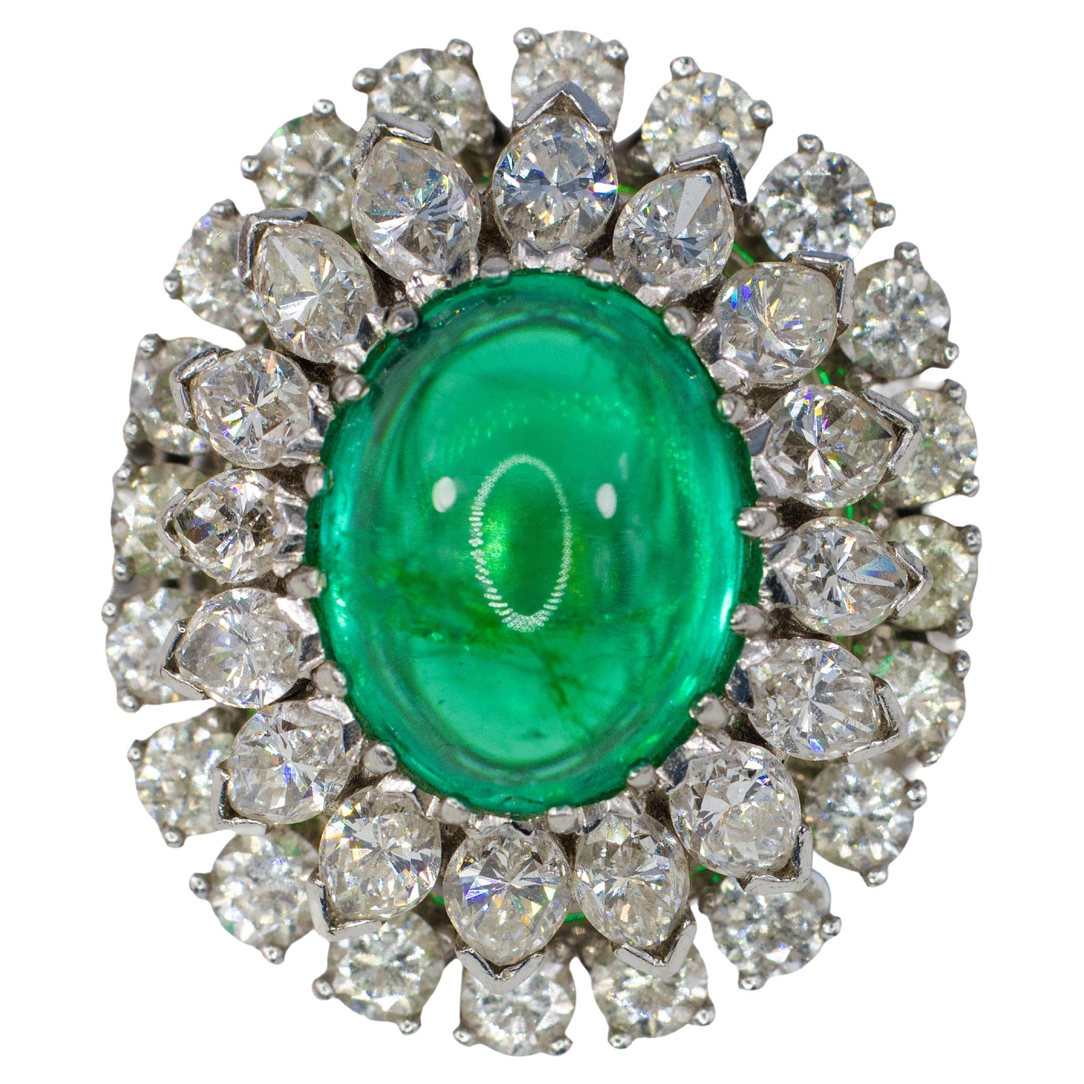 Cabochon Smaragd und Diamant Double Halo Cocktail Ring im Angebot