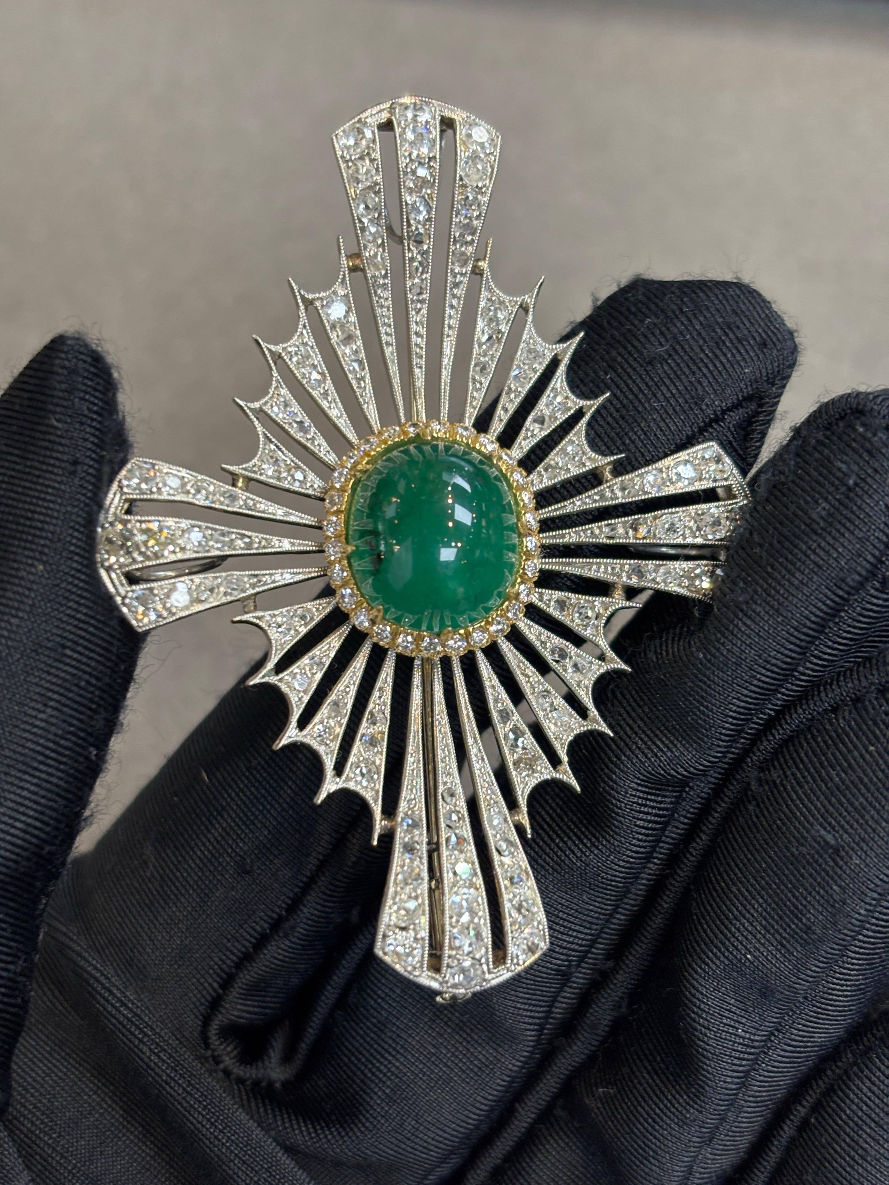 Taglio misto Spilla a croce maltese con smeraldo e diamante cabochon in vendita