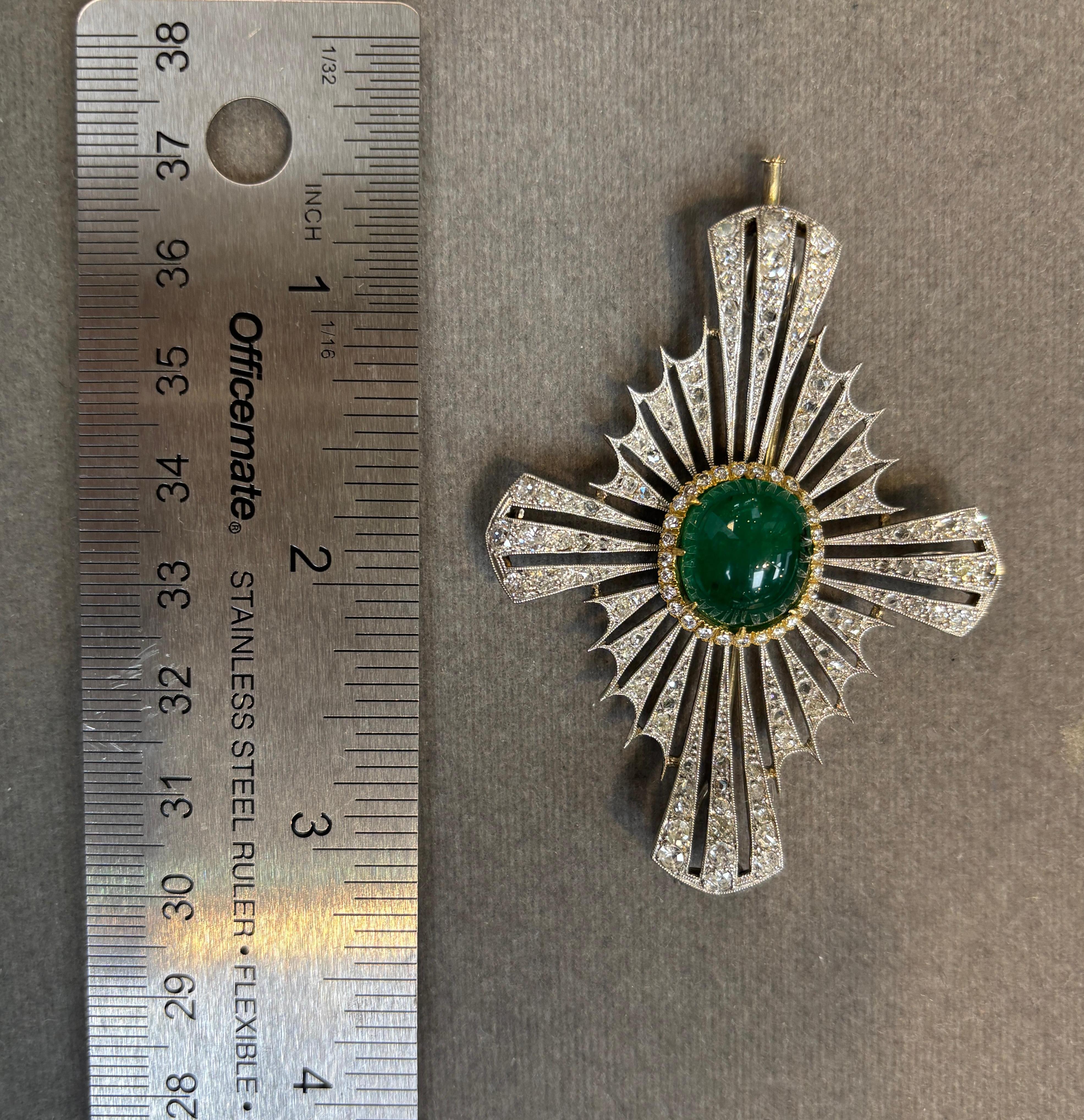 Spilla a croce maltese con smeraldo e diamante cabochon In condizioni ottime in vendita a New York, NY