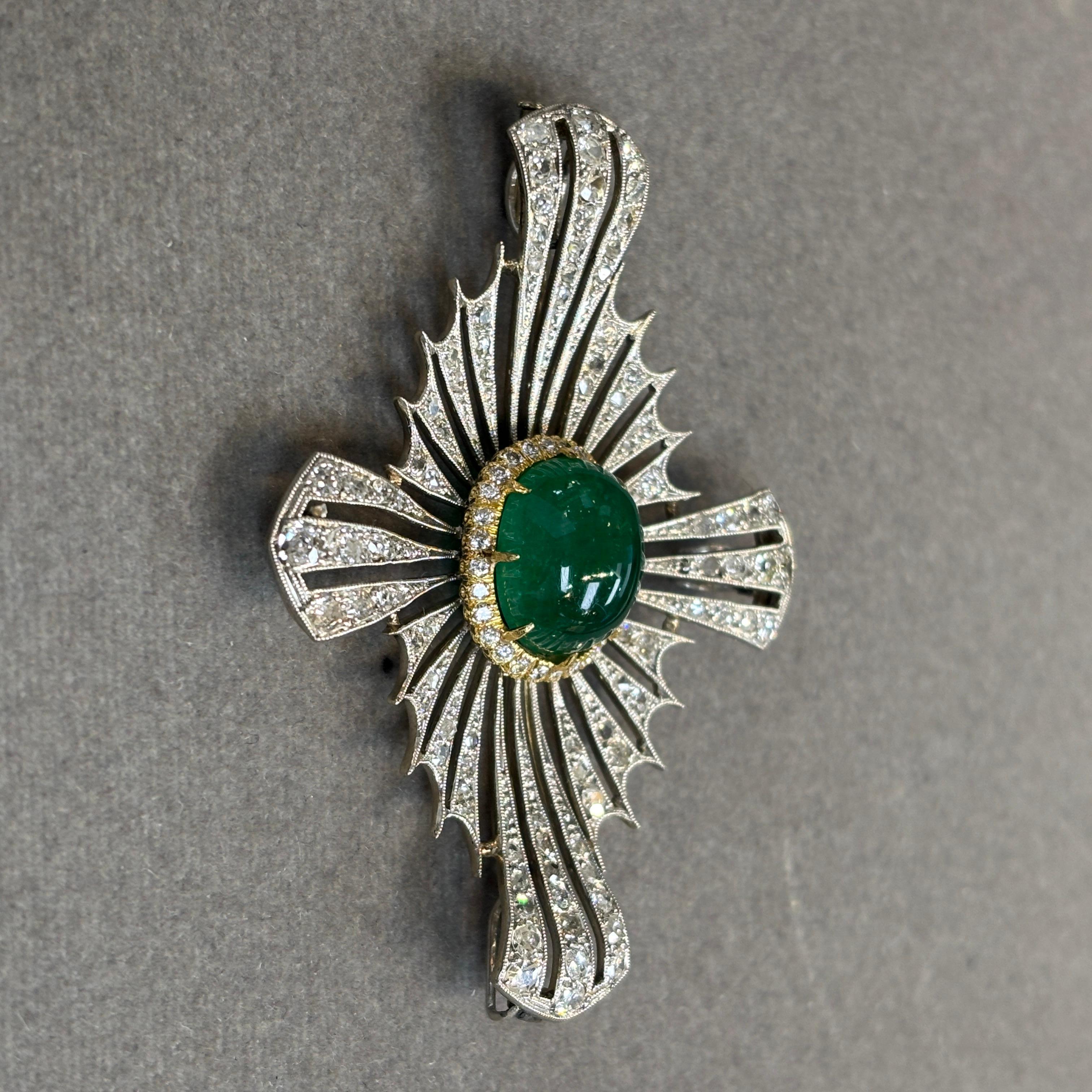 Donna Spilla a croce maltese con smeraldo e diamante cabochon in vendita