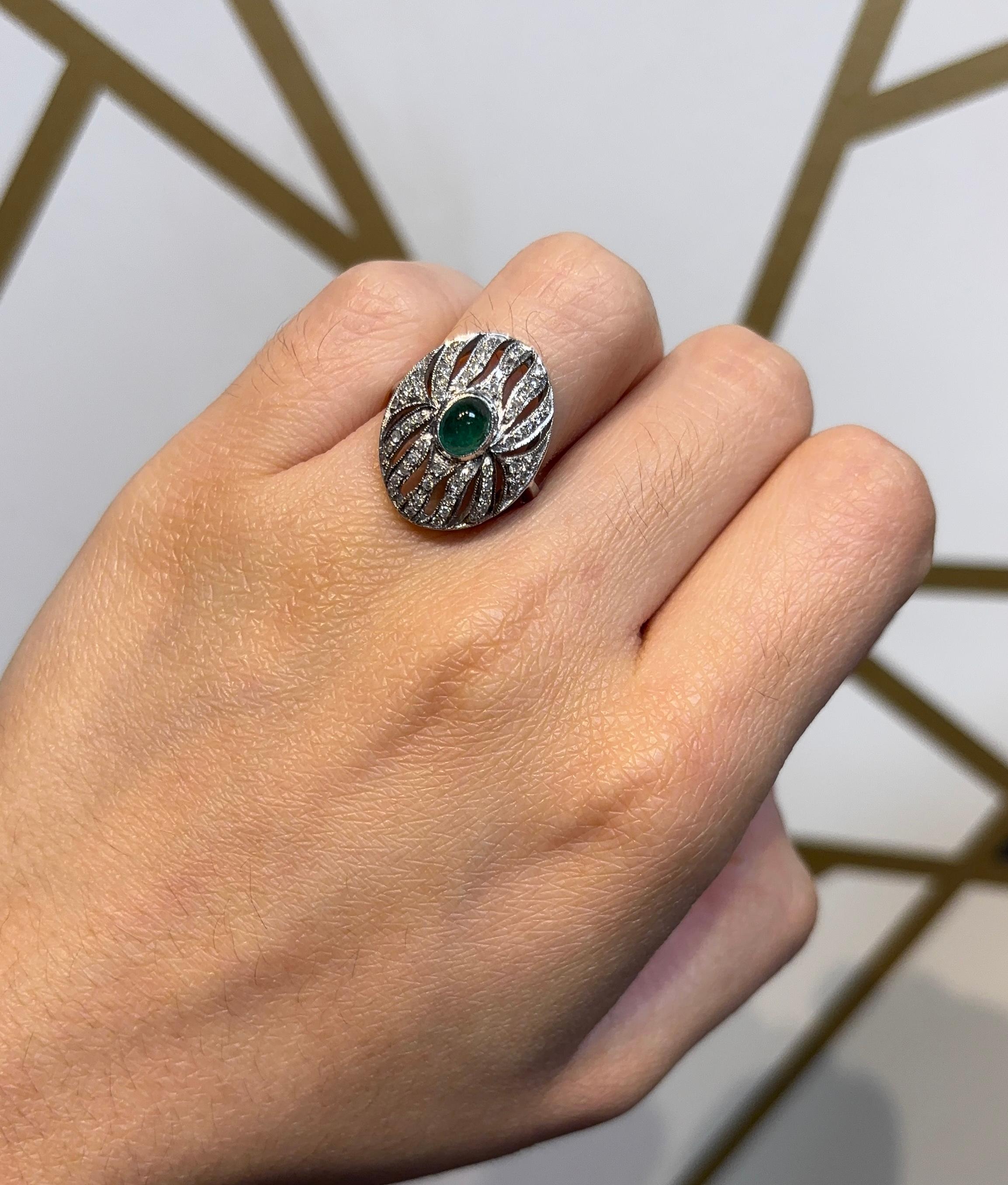Cabochon Smaragd und Diamant Ring

Ein Ring aus Gelbgold, besetzt mit 1 Cabochon-Smaragd und 56 Diamanten aus alten Minen.

Ungefähres Smaragdgewicht: 0,60 Karat
Ungefähres Diamantgewicht: 0,40 Karat

Ringgröße: 5,75
Kostenfreie Größenänderung