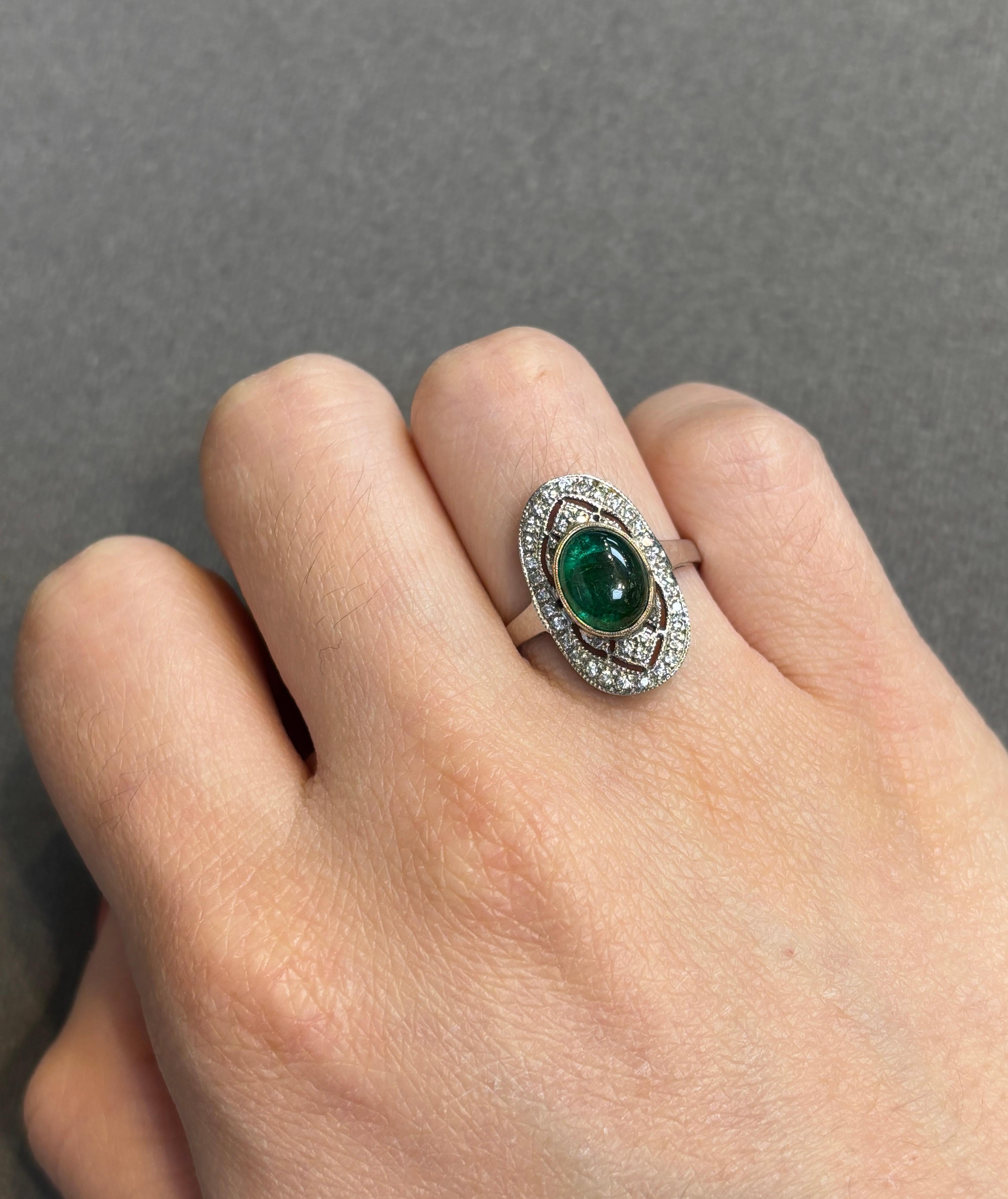 Anillo cabujón de esmeralda y diamantes

Anillo de oro blanco engastado con 1 esmeralda cabujón acentuada por diamantes talla redonda

Peso aproximado de la esmeralda: 1.89 quilates
Peso aproximado del diamante: 0,33 quilates

Tamaño del anillo: