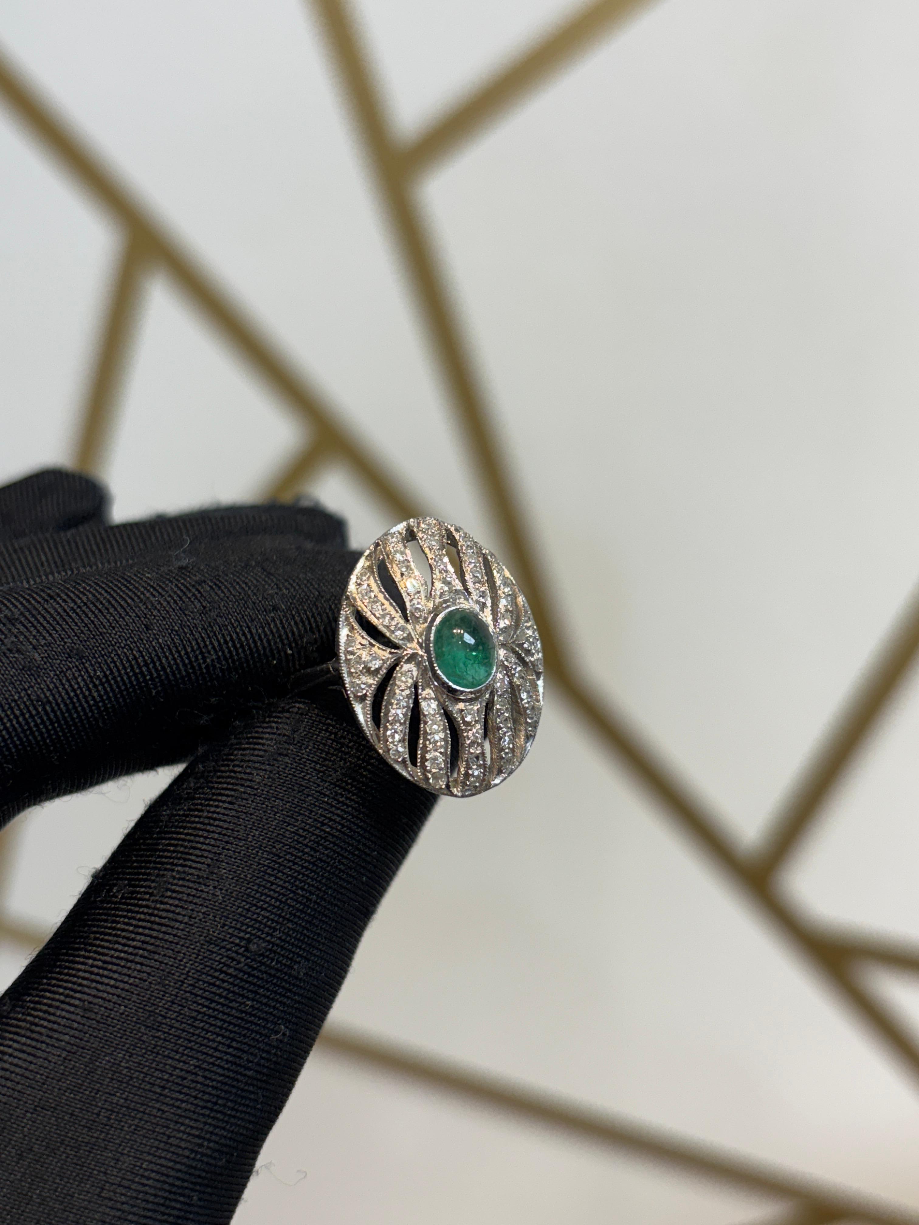 Cabochon Smaragd und Diamant Ring (Gemischter Schliff) im Angebot