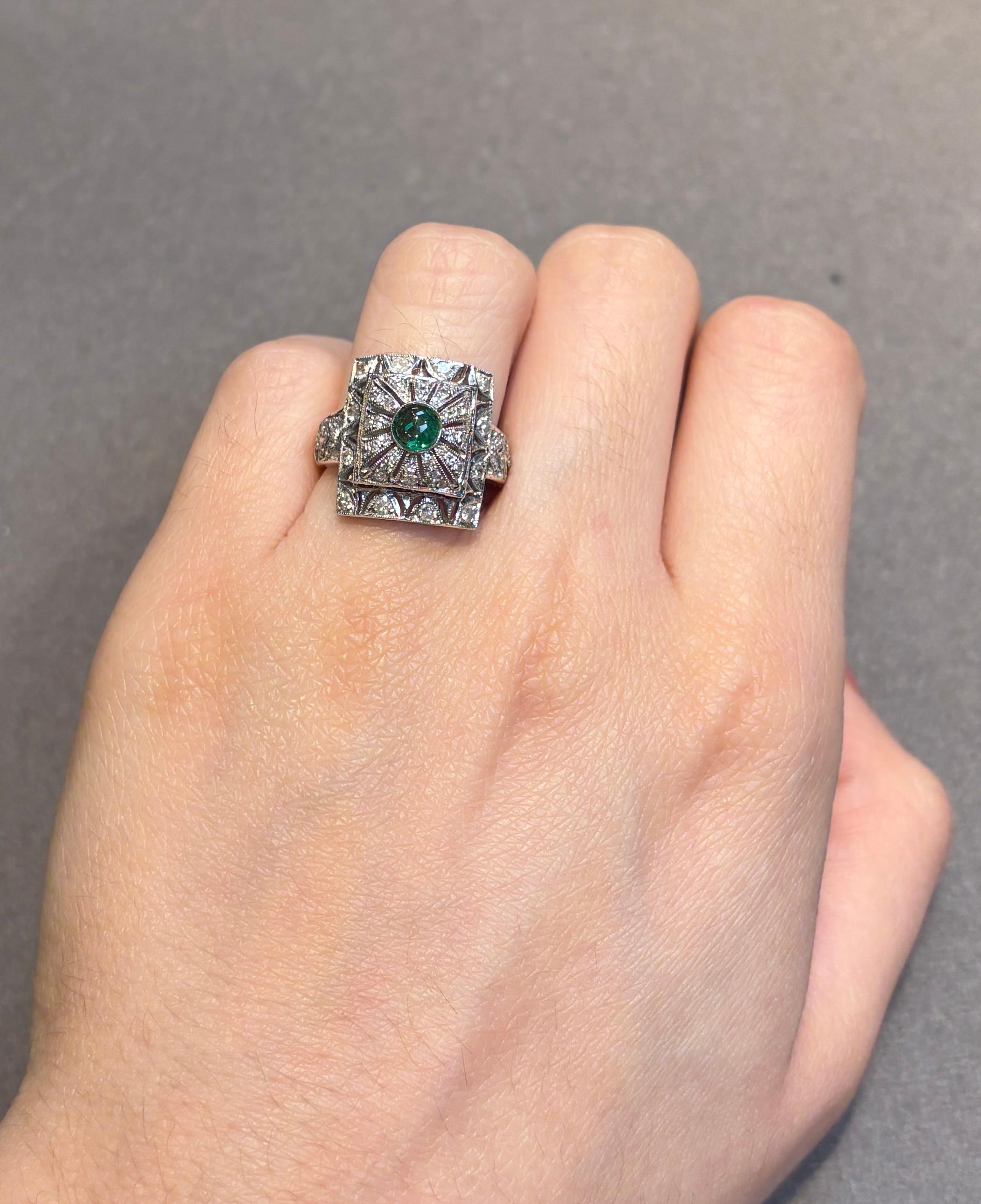 Anillo cabujón de esmeralda y diamantes Corte mixto en venta