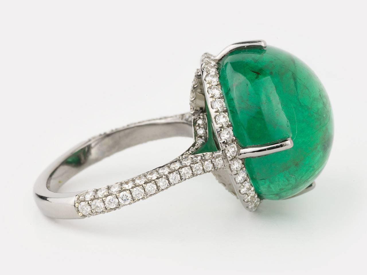 Anillo cabujón de esmeralda y diamantes Corte brillante en venta