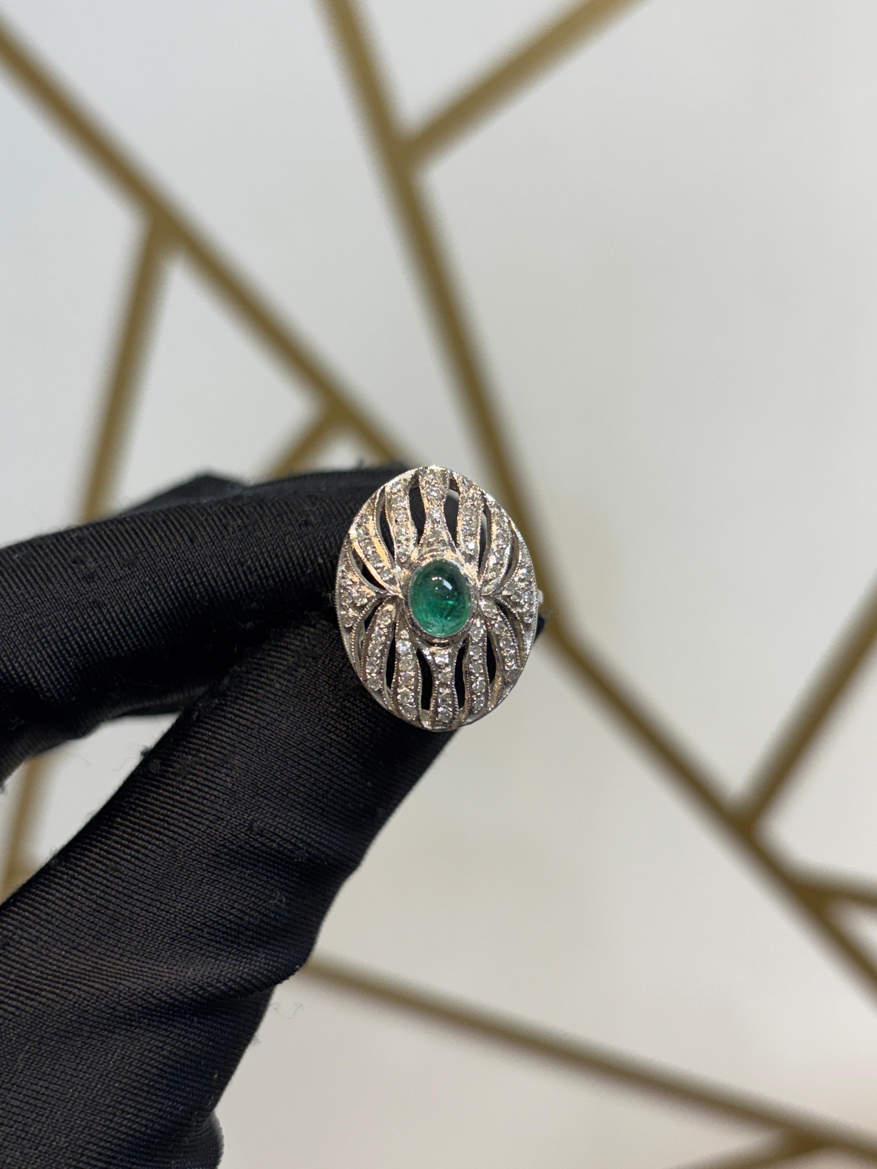 Cabochon Smaragd und Diamant Ring im Zustand „Hervorragend“ im Angebot in New York, NY