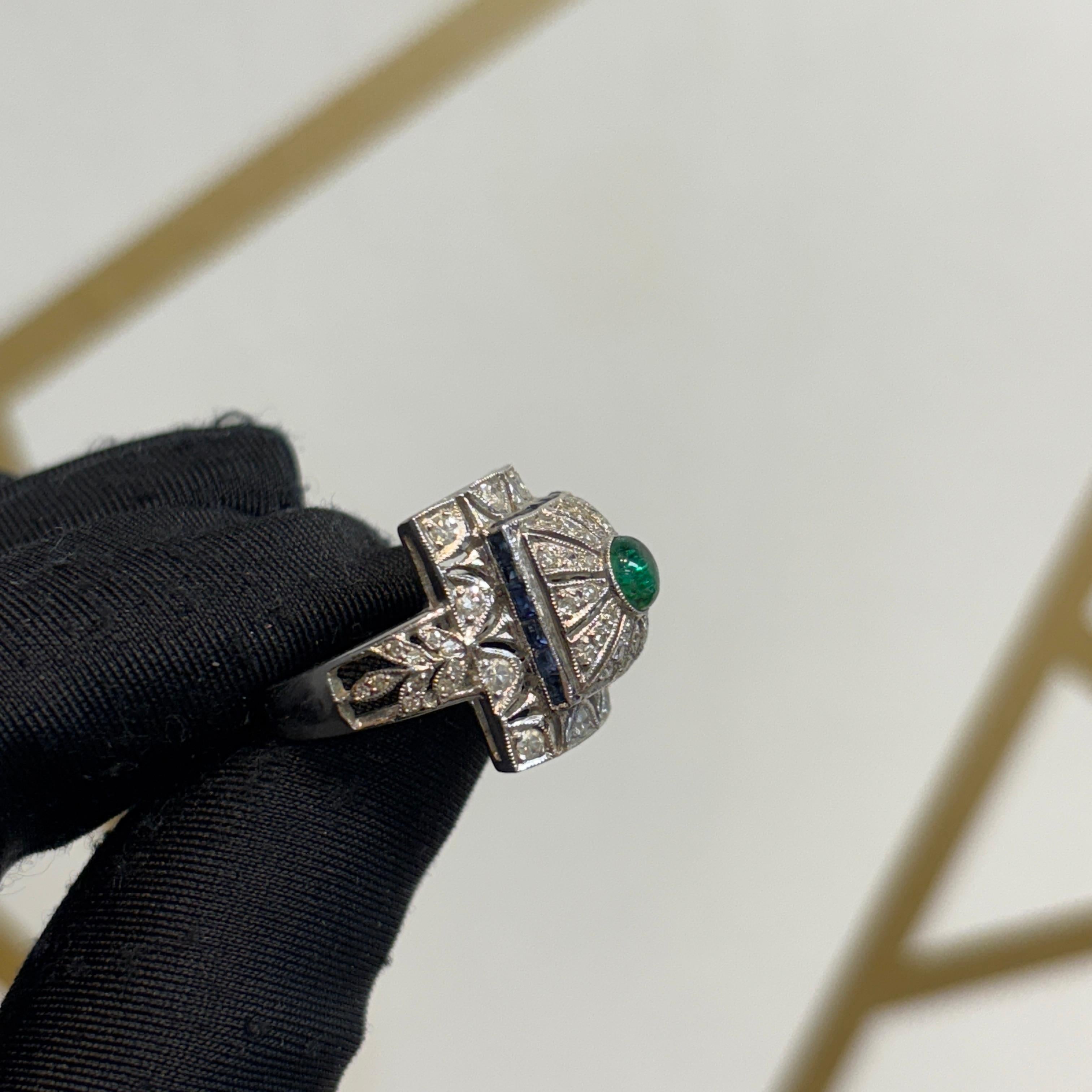 Anillo cabujón de esmeralda y diamantes en Excelente estado para la venta en New York, NY