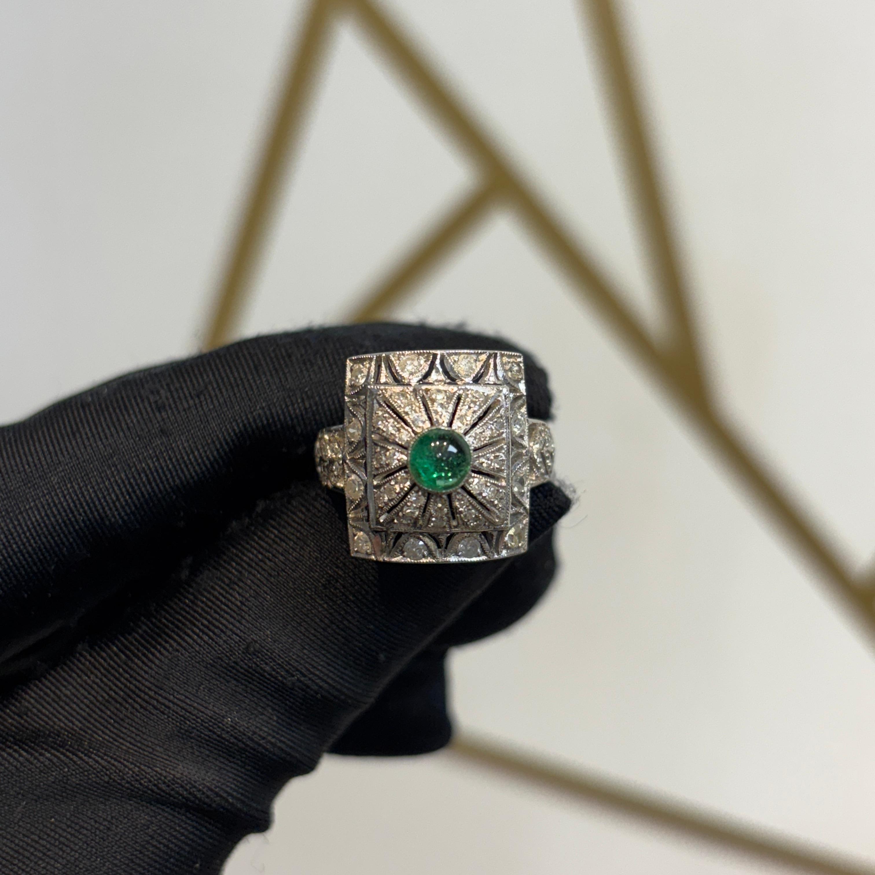 De las mujeres Anillo cabujón de esmeralda y diamantes en venta