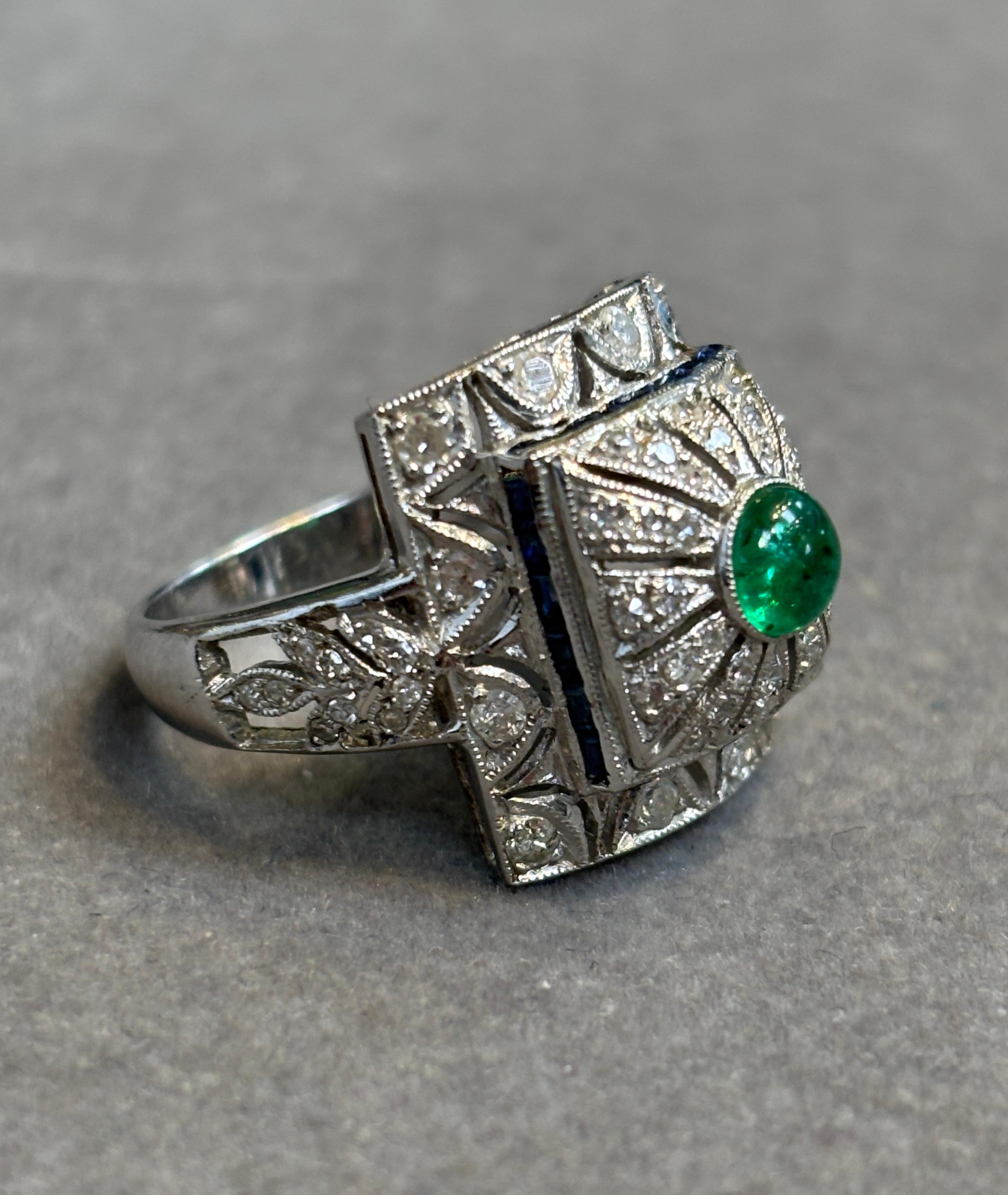 Anillo cabujón de esmeralda y diamantes en venta 1