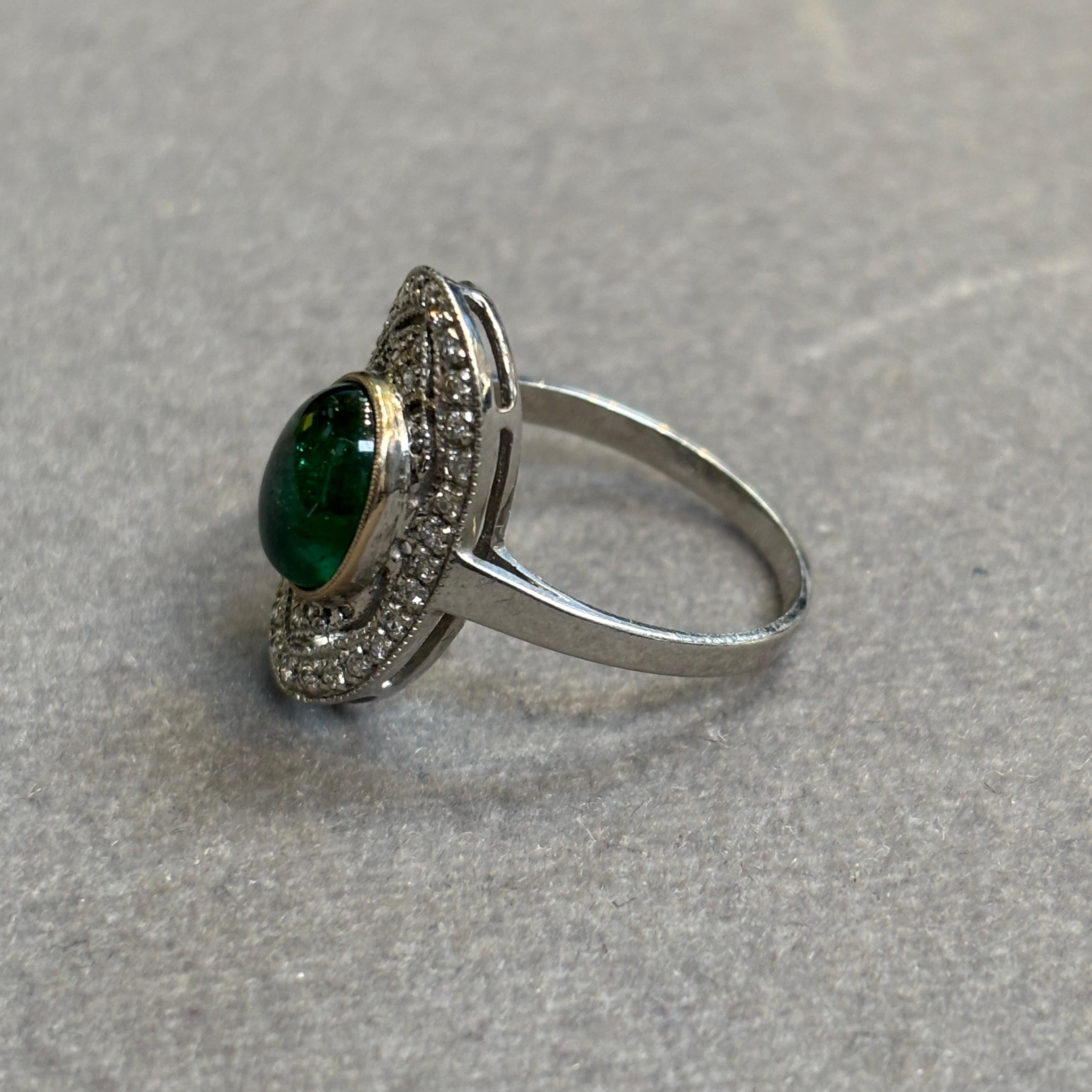 Cabochon Emerald and Diamond Ring en venta 1