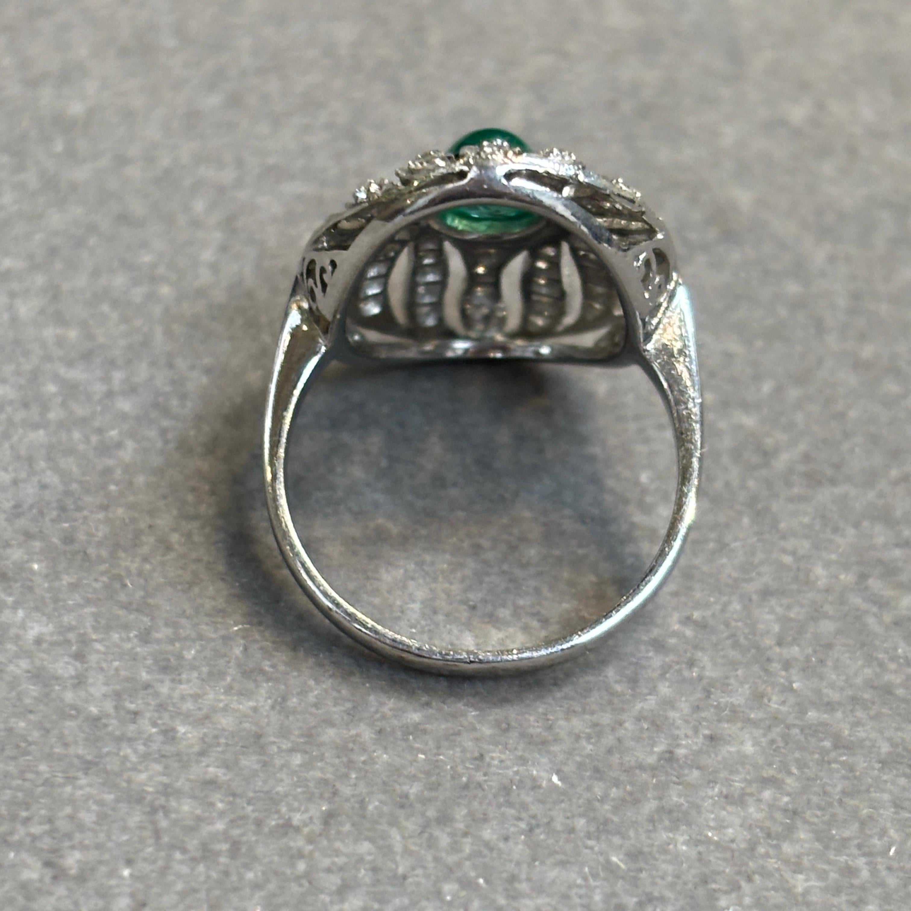 Cabochon Smaragd und Diamant Ring im Angebot 2