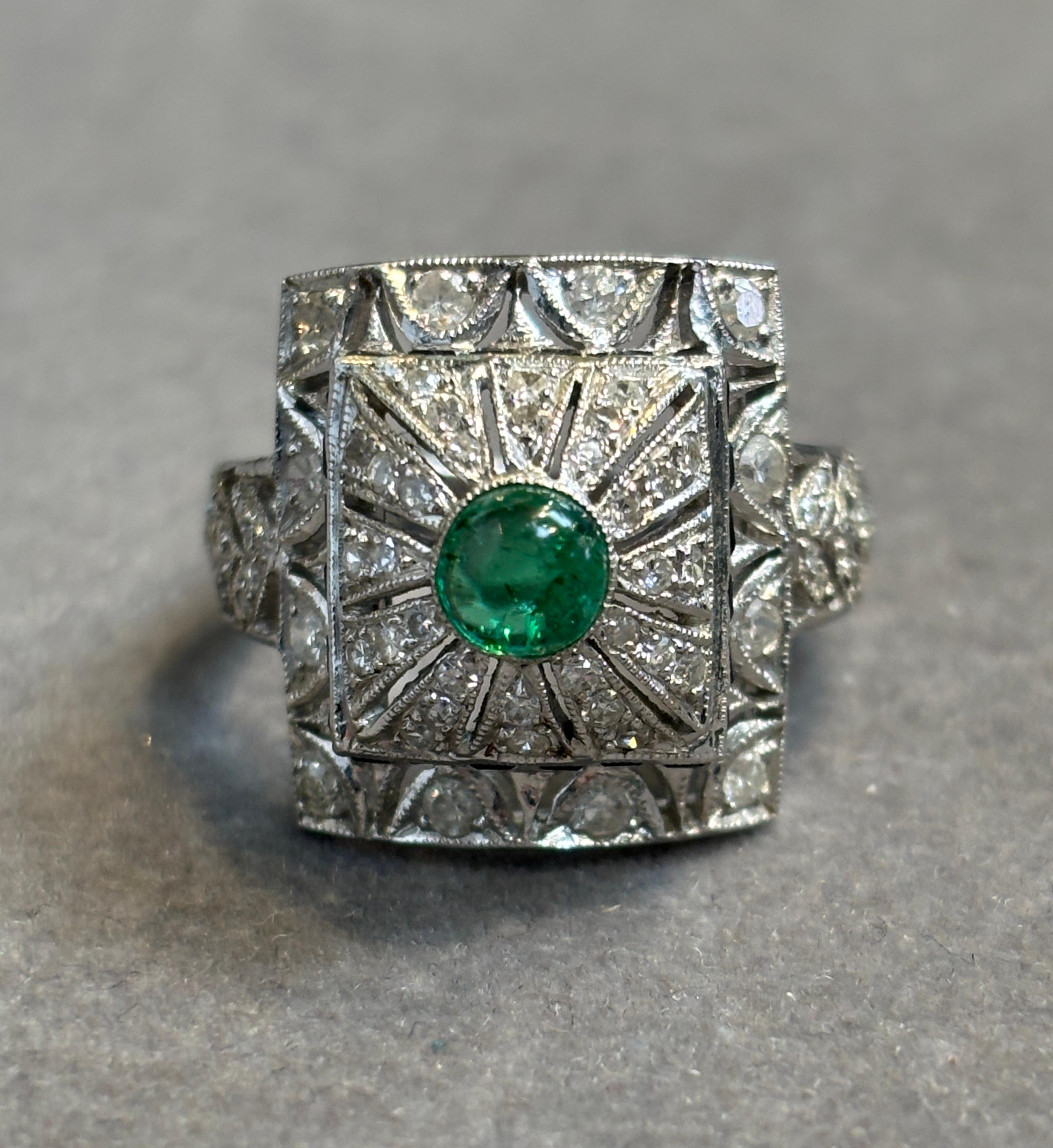 Anillo cabujón de esmeralda y diamantes en venta 2