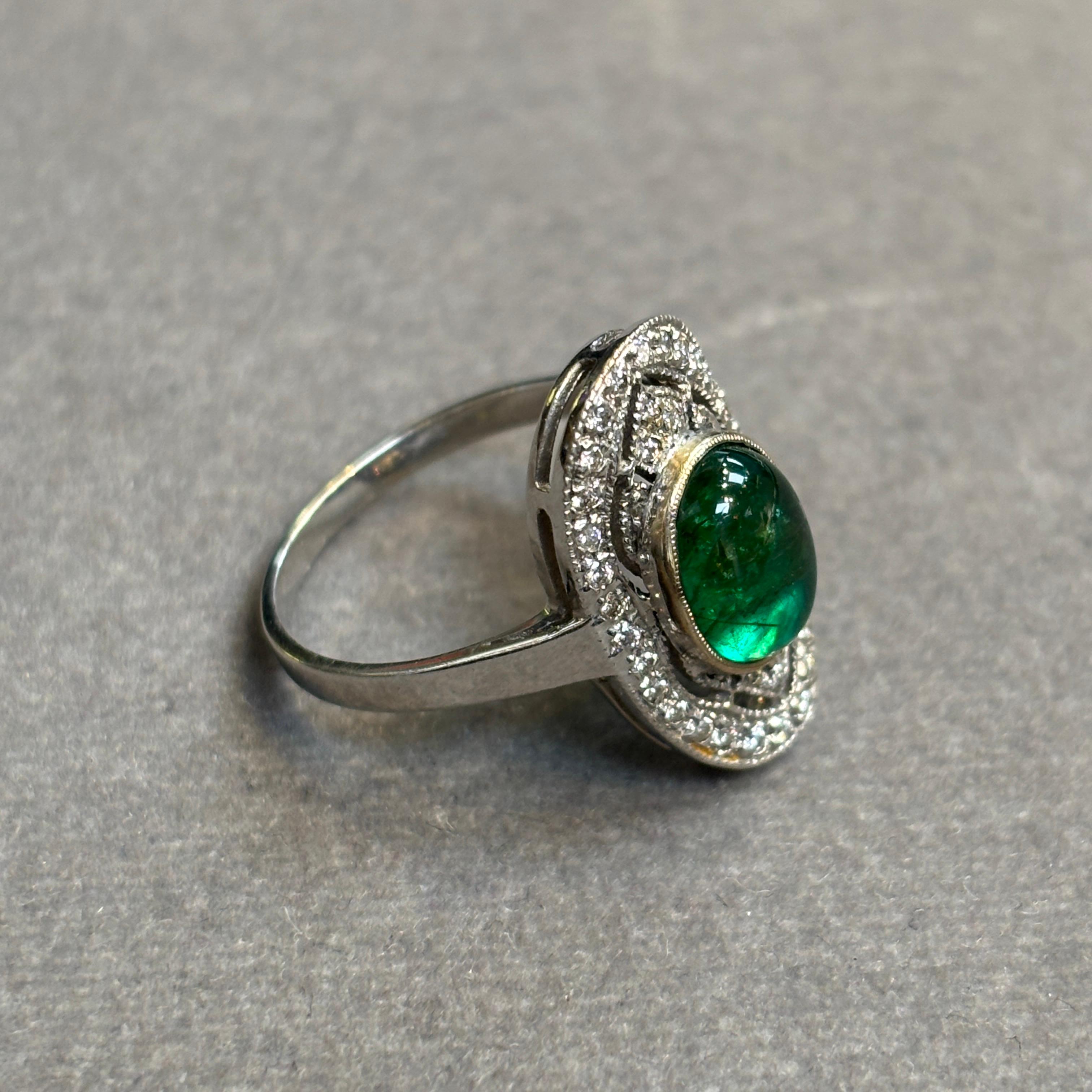 Cabochon Emerald and Diamond Ring en venta 2