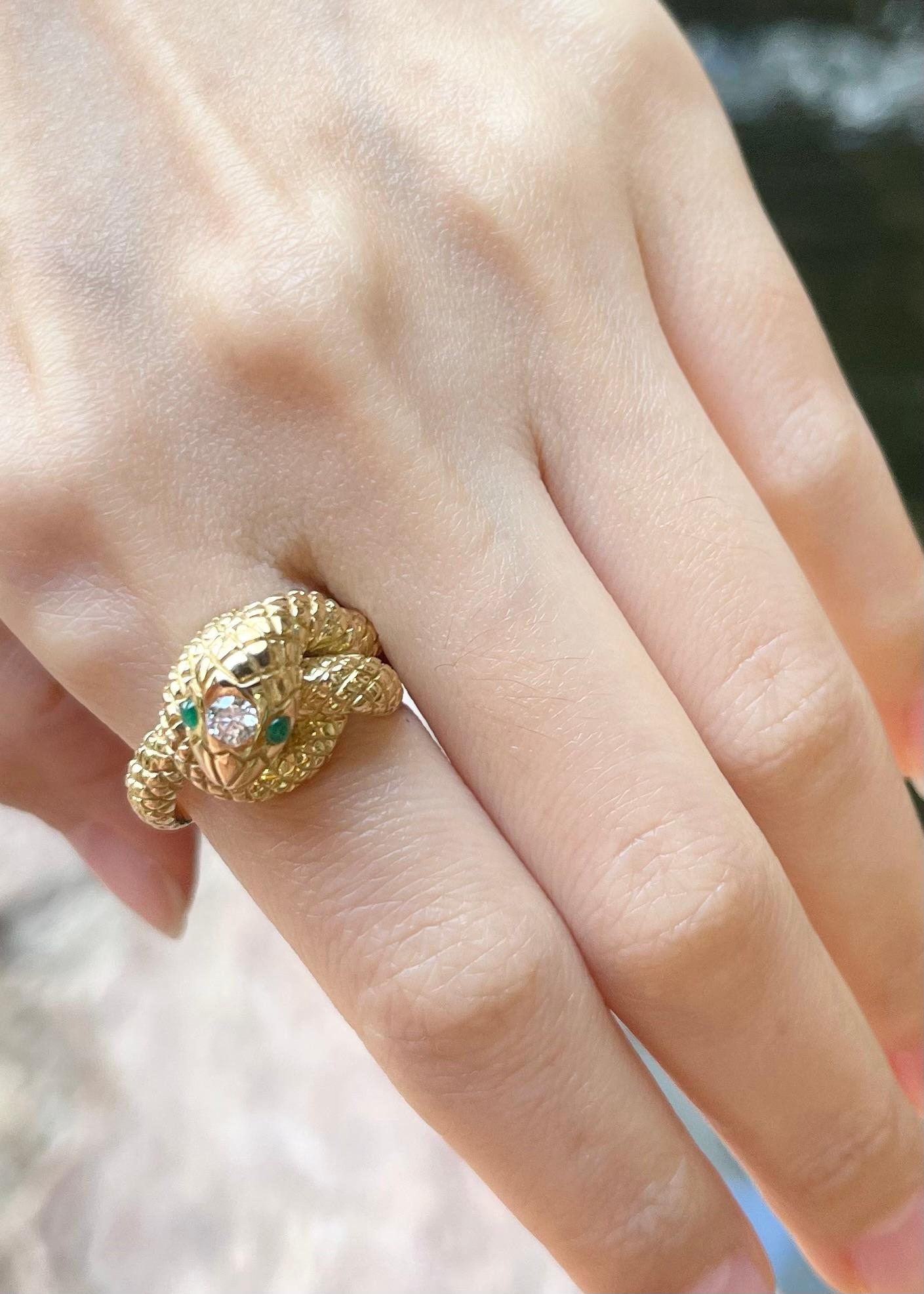 Cabochon Emerald and Diamond Snake Ring set in 18K Gold Settings In New Condition For Sale In Bangkok, TH