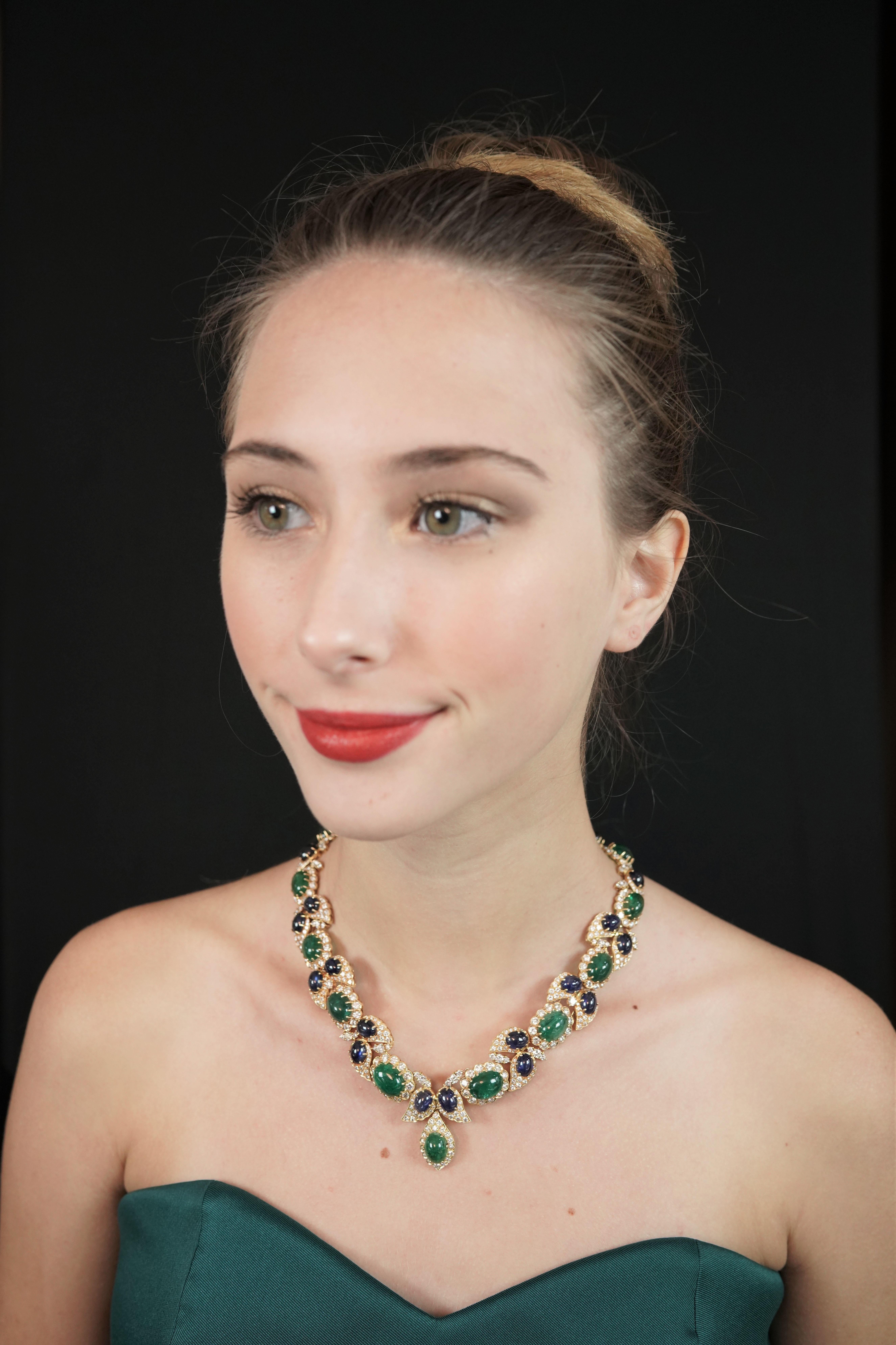Cabochon Emerald and Sapphire Necklace In Excellent Condition In New York, NY