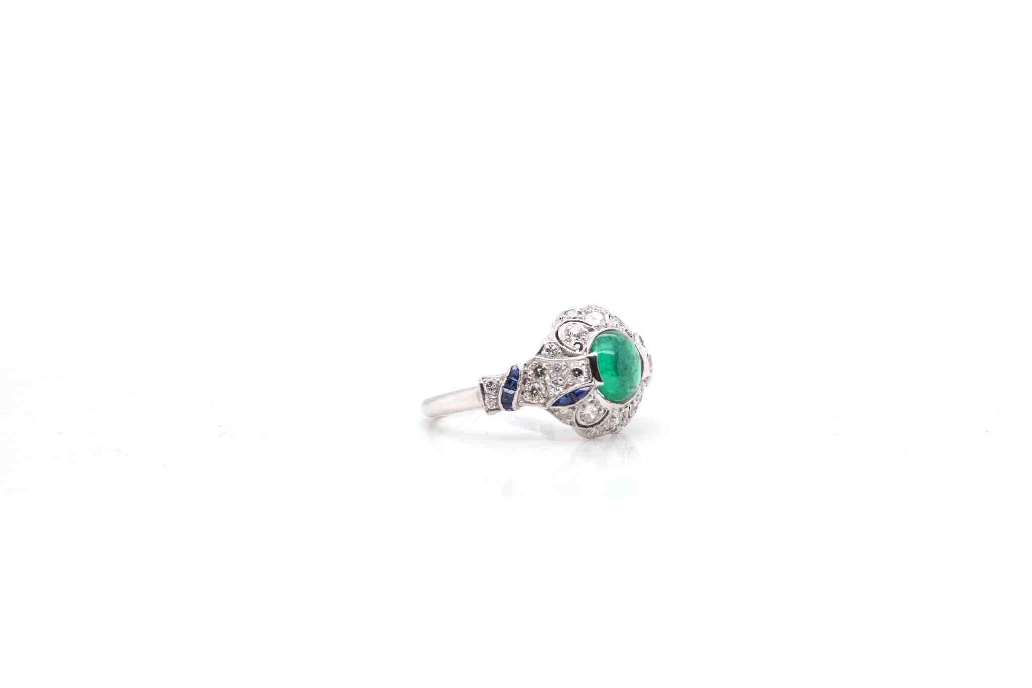 Cabochon emerald, brilliant cut diamonds and sapphires ring In Good Condition For Sale In PARIS, FR