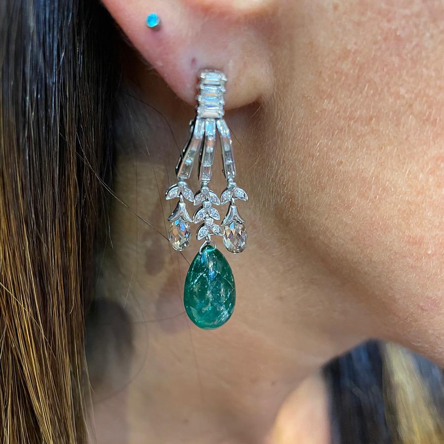 Chandelier-Ohrringe mit Smaragd, Smaragd und Briolette-Diamant im Cabochon-Schliff  im Zustand „Hervorragend“ im Angebot in New York, NY