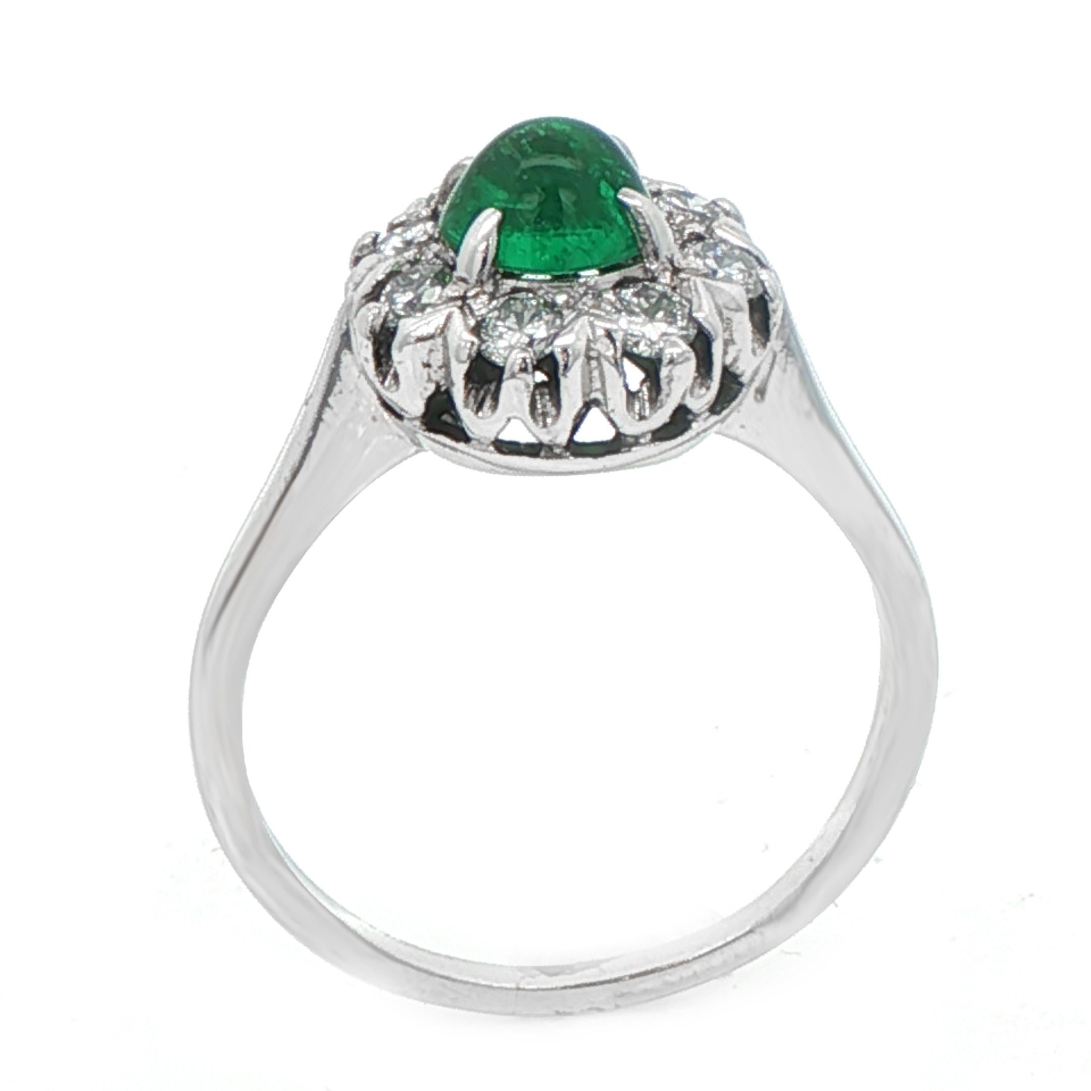 Cabochon Emerald Cluster Diamond Ring im Zustand „Gut“ im Angebot in Bethesda, MD