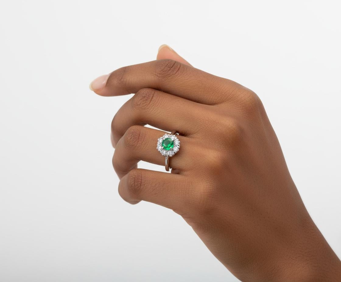 Cabochon Emerald Cluster Diamond Ring für Damen oder Herren im Angebot